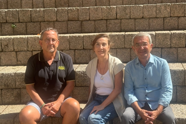 Montx Alkorta, Patricia Alvarez de Arkaia eta Angel Cordero, foruen plazan. EGILEEK UTZIA