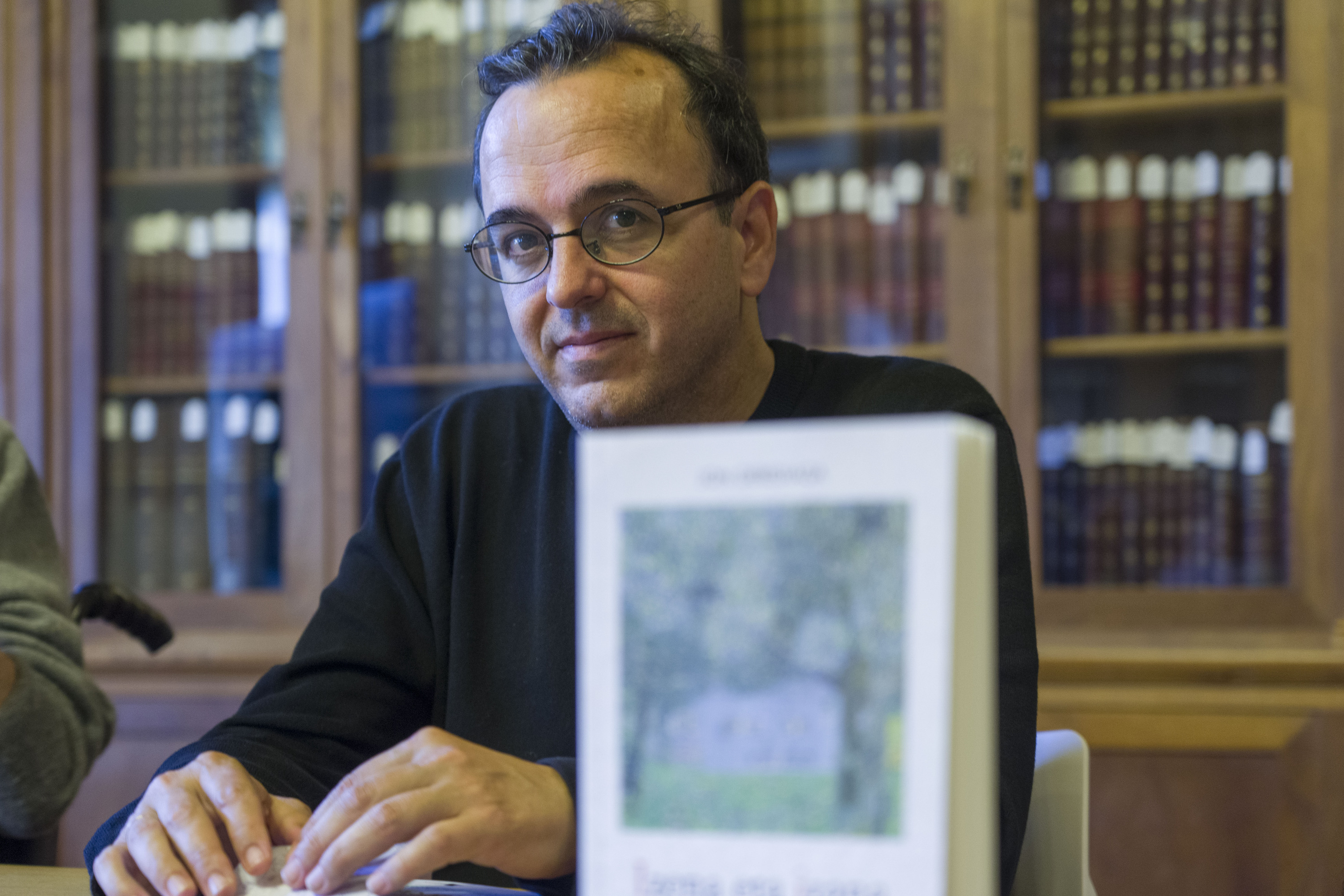 Jon Gerediaga idazlea, 'Izena eta izana' liburuaren aurkezpenean. JON URBE / FOKU