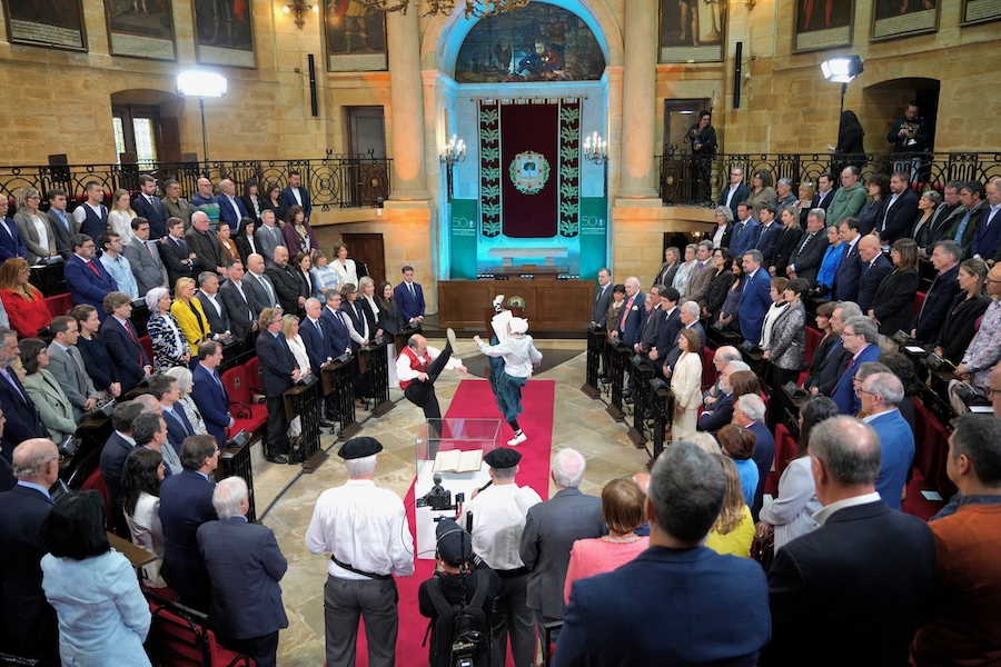 Bizkaiko Foru Berriaren V. mendeurreneko ekitaldia, maiatzean, Gernika-Lumoko batzar etxean. BIZKAIKO BATZAR NAGUSIAK