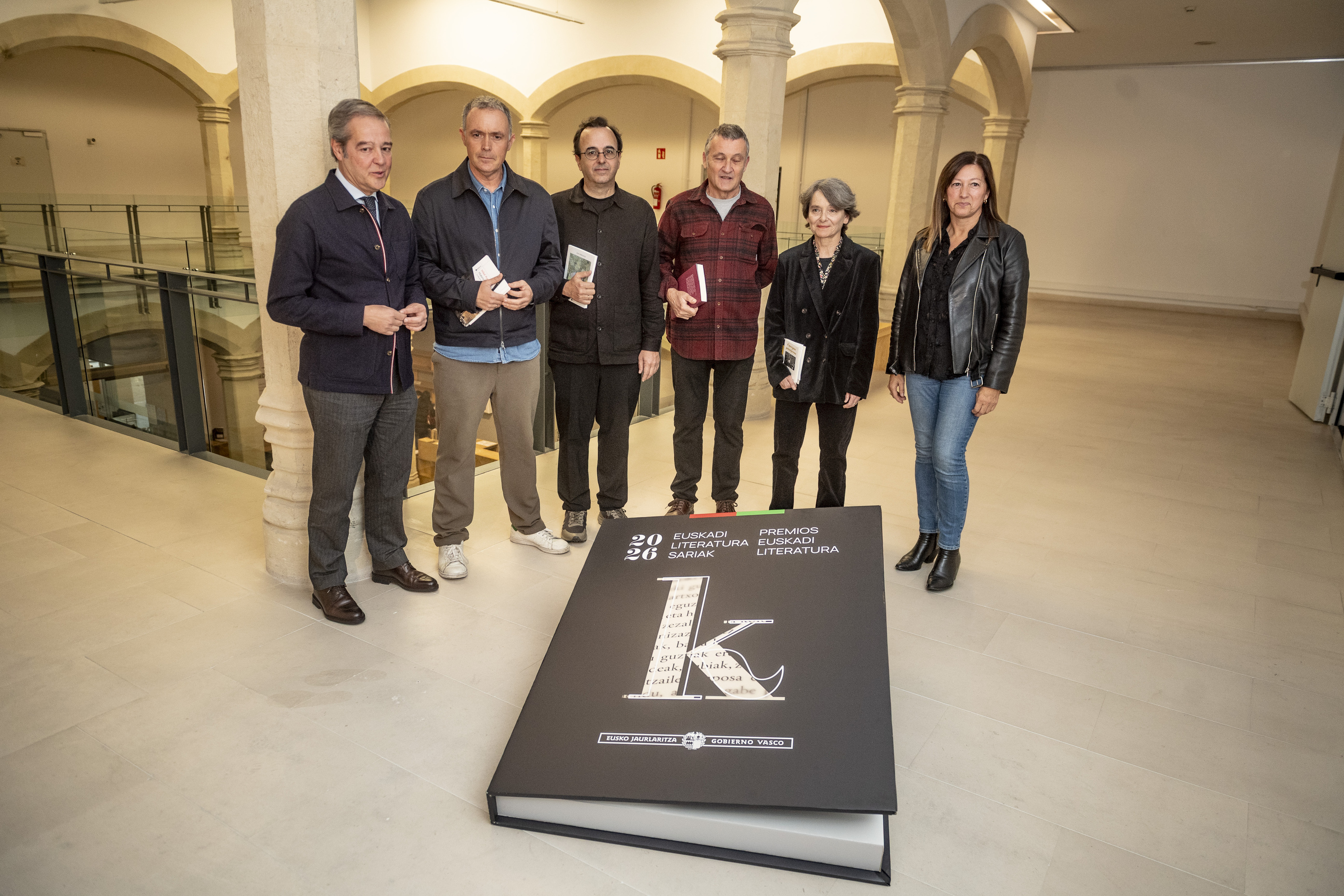 Euskadi sariaren lau irabazleak gaur, Andoni Iturbe Kultura sailburuordearekin eta Ana Lopez Kultura Sustatzeko zuzendariarekin batera. JAIZKI FONTANEDA / FOKU