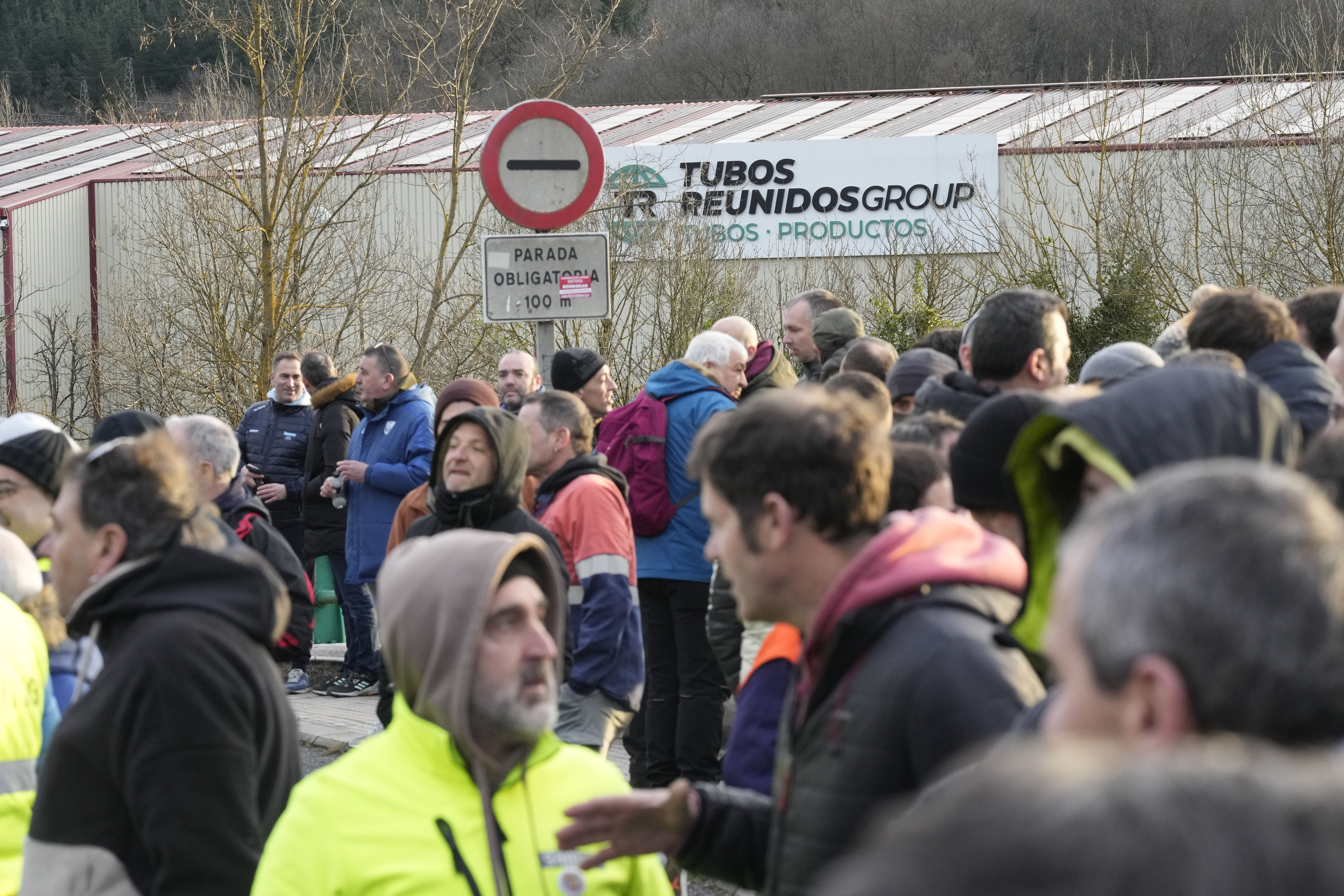 Tubos Reunidoseko langile batzuk Amurrioko plantaren aurrean bilduta. ADRIAN RUIZ HIERRO / EFE
