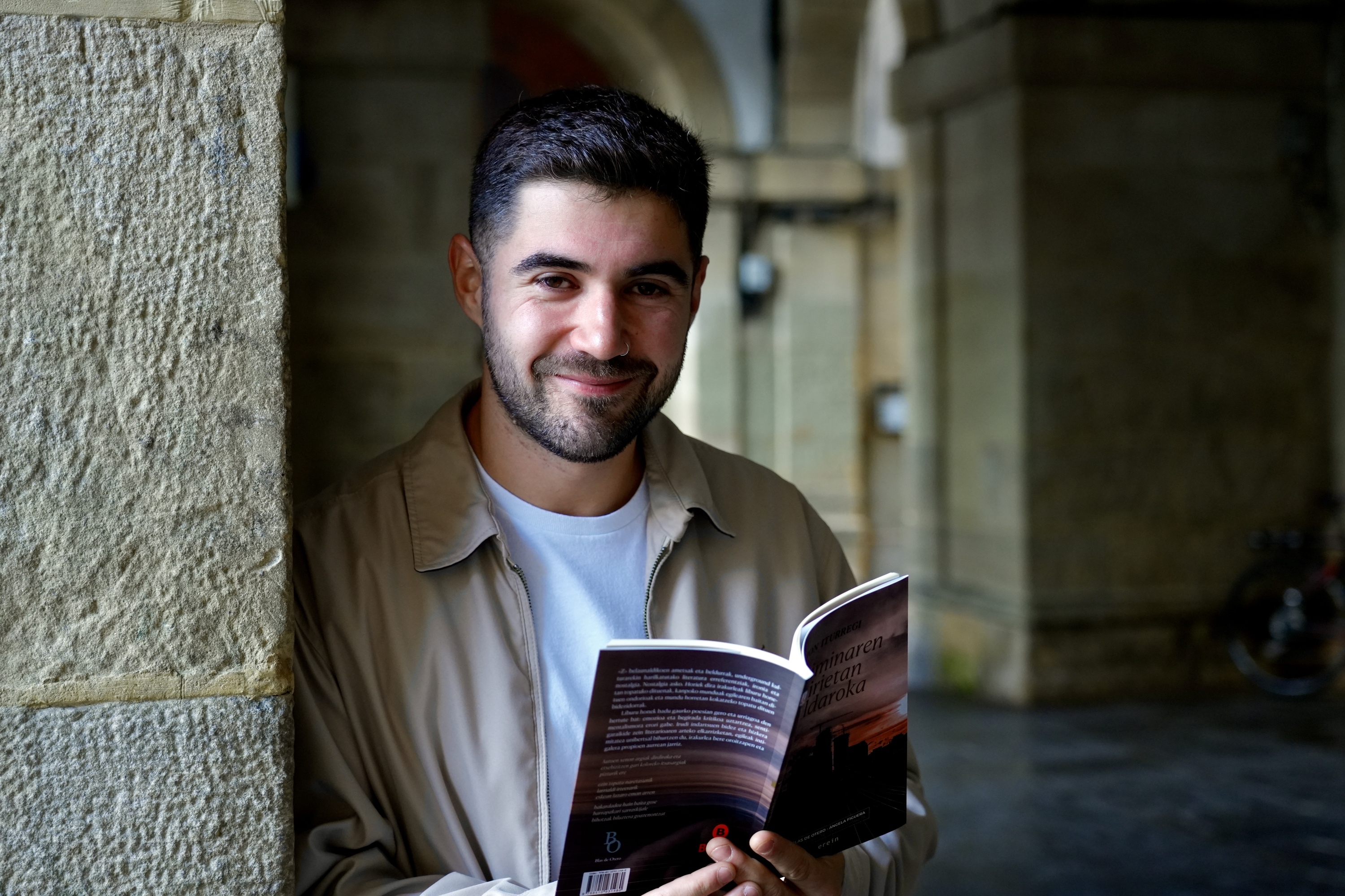 Jon Iturregi 'Oroiminaren hirietan aldaroka' liburuaren aurkezpenean, Donostian. ANDONI CANELLADA / FOKU