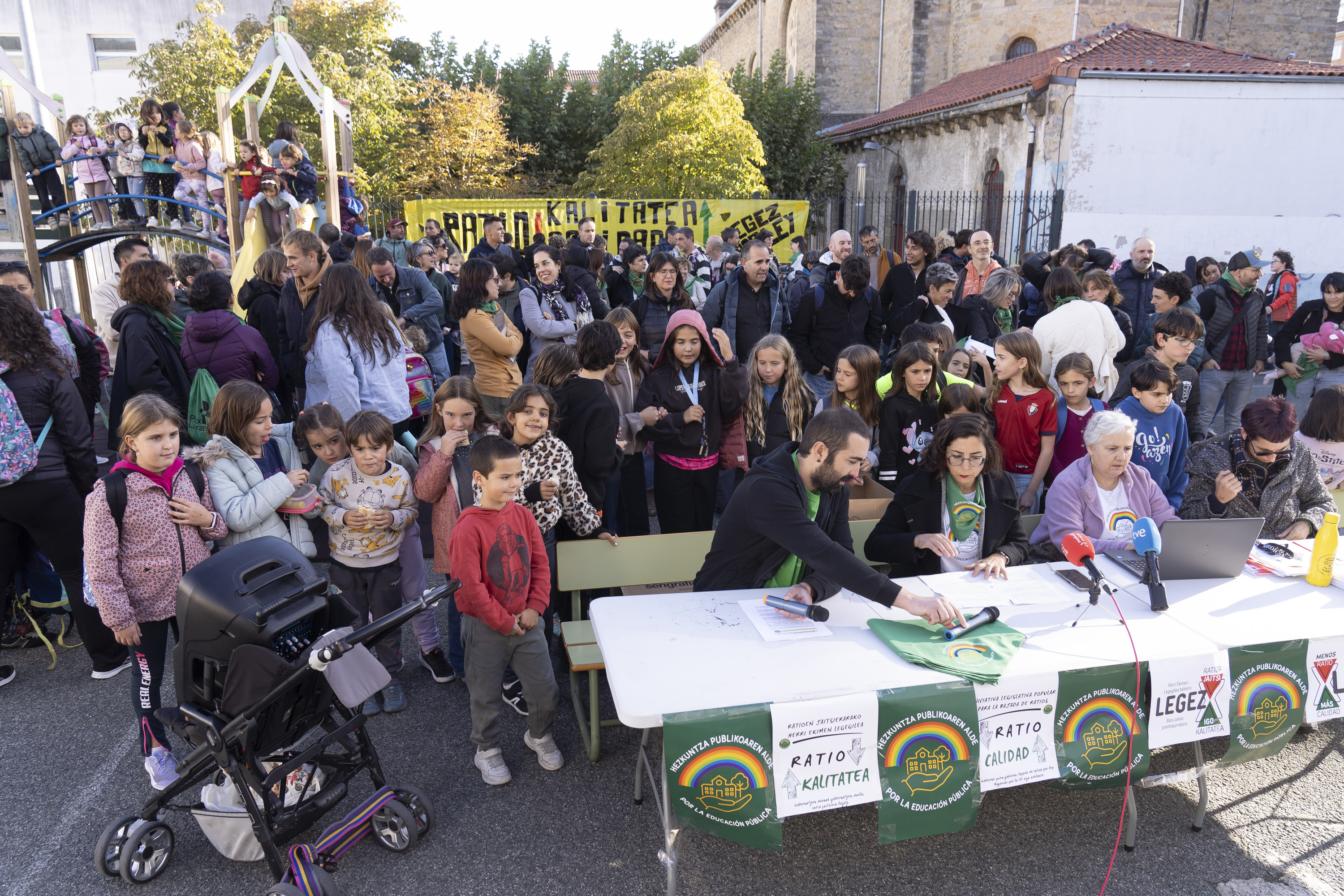 Eskola publikoan ratioak urritzearen aldeko agerraldia, gaur, Iruñean. IÑIGO URIZ / FOKU