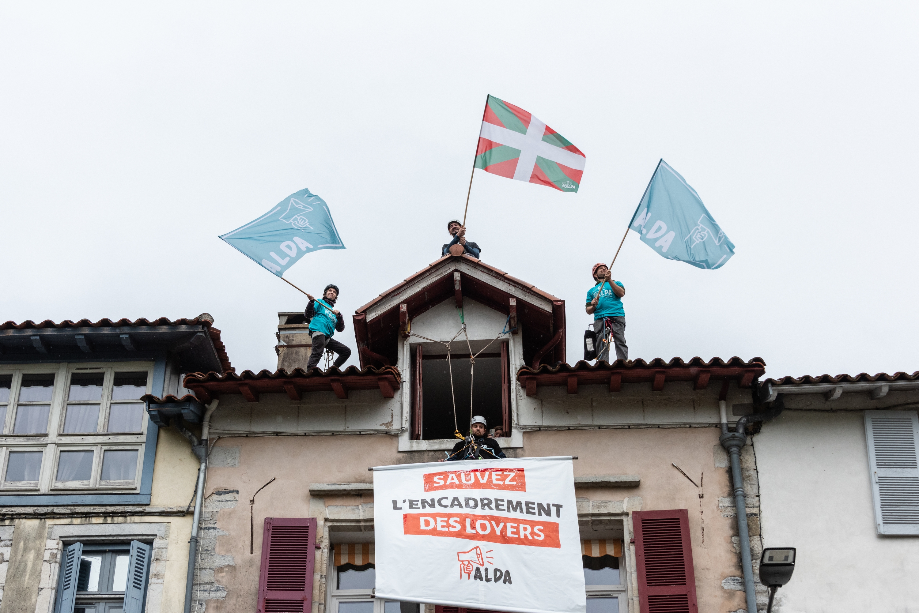 Aldaren ekintza, atzo, Baiona Handiko etxebizitza baten alde gainean. NATHALIE GUIRONNET