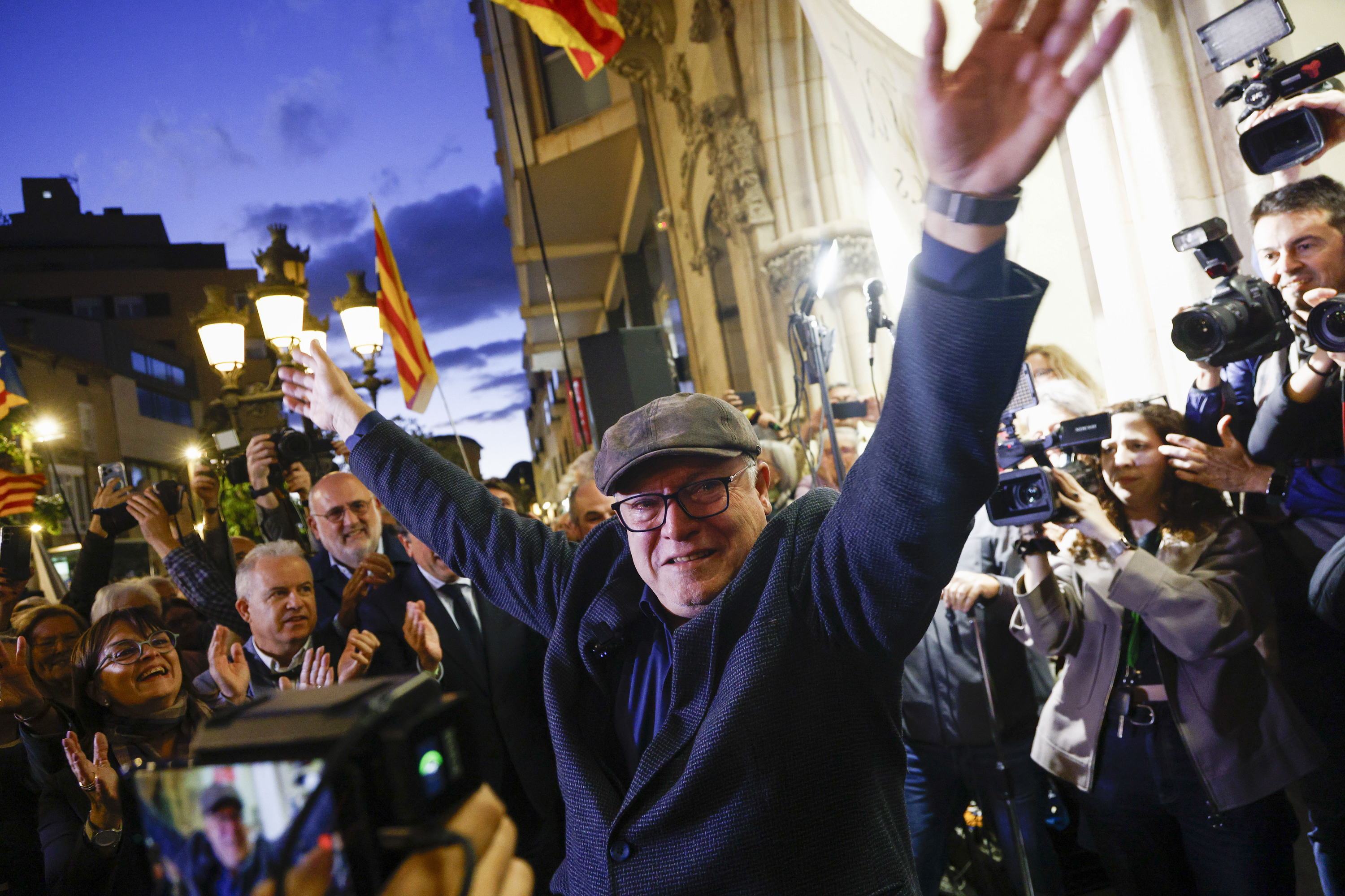 Lluis Puig Generalitateko kontseilari ohia, gaur, Terrassan egin dioten ongietorrian. QUIQUE GARCIA / EFE