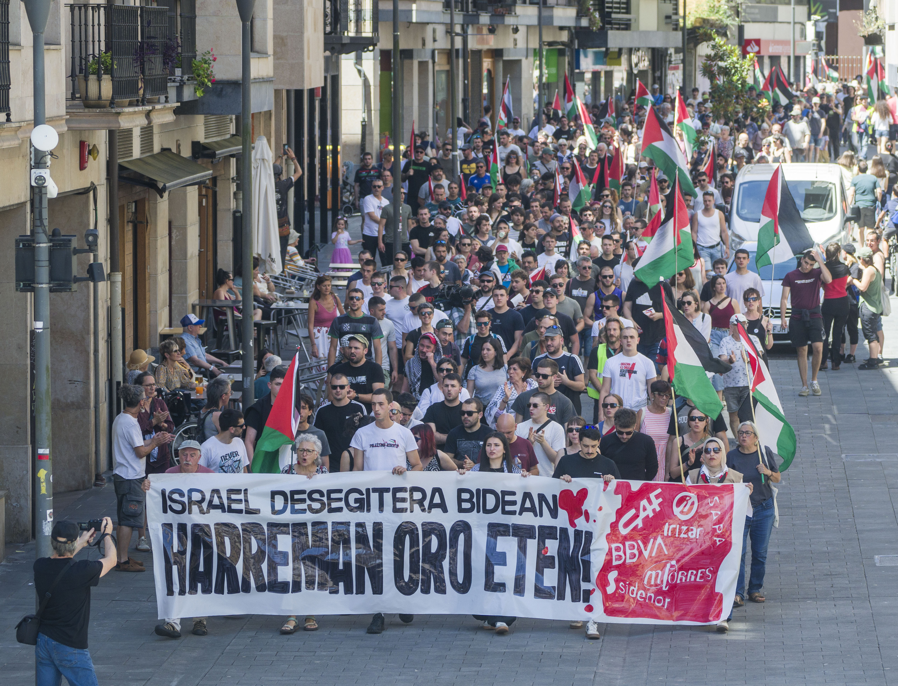 Palestinaren aldeko manifestazio bat, ekainean, CAFen akziodunen batzarraren aurrean, Beasainen. JON URBE / FOKU