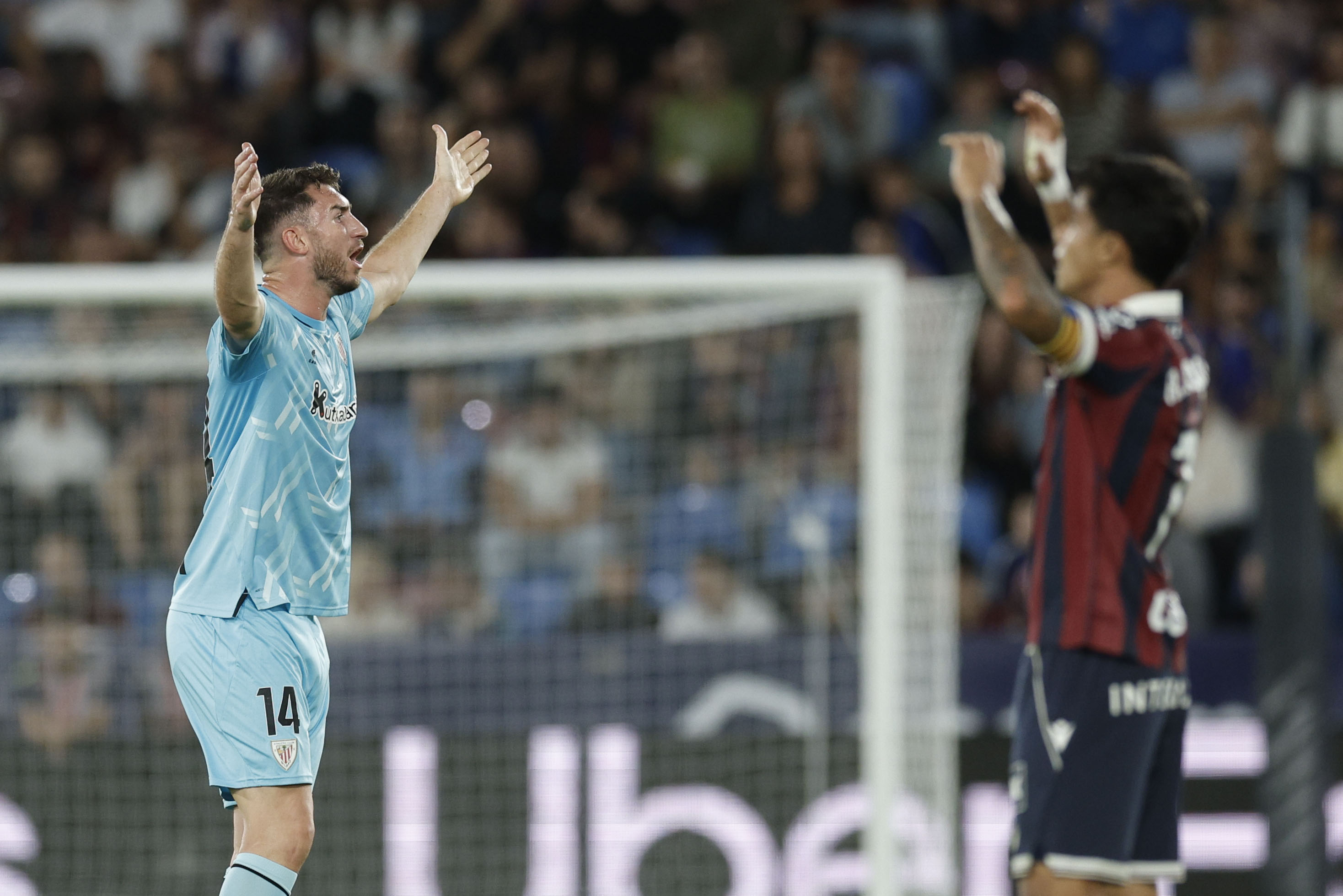 Laporte Athleticeko jokalaria protesta egiten, Levanteren aurkako partidan. KAI FORSTERLING / EFE