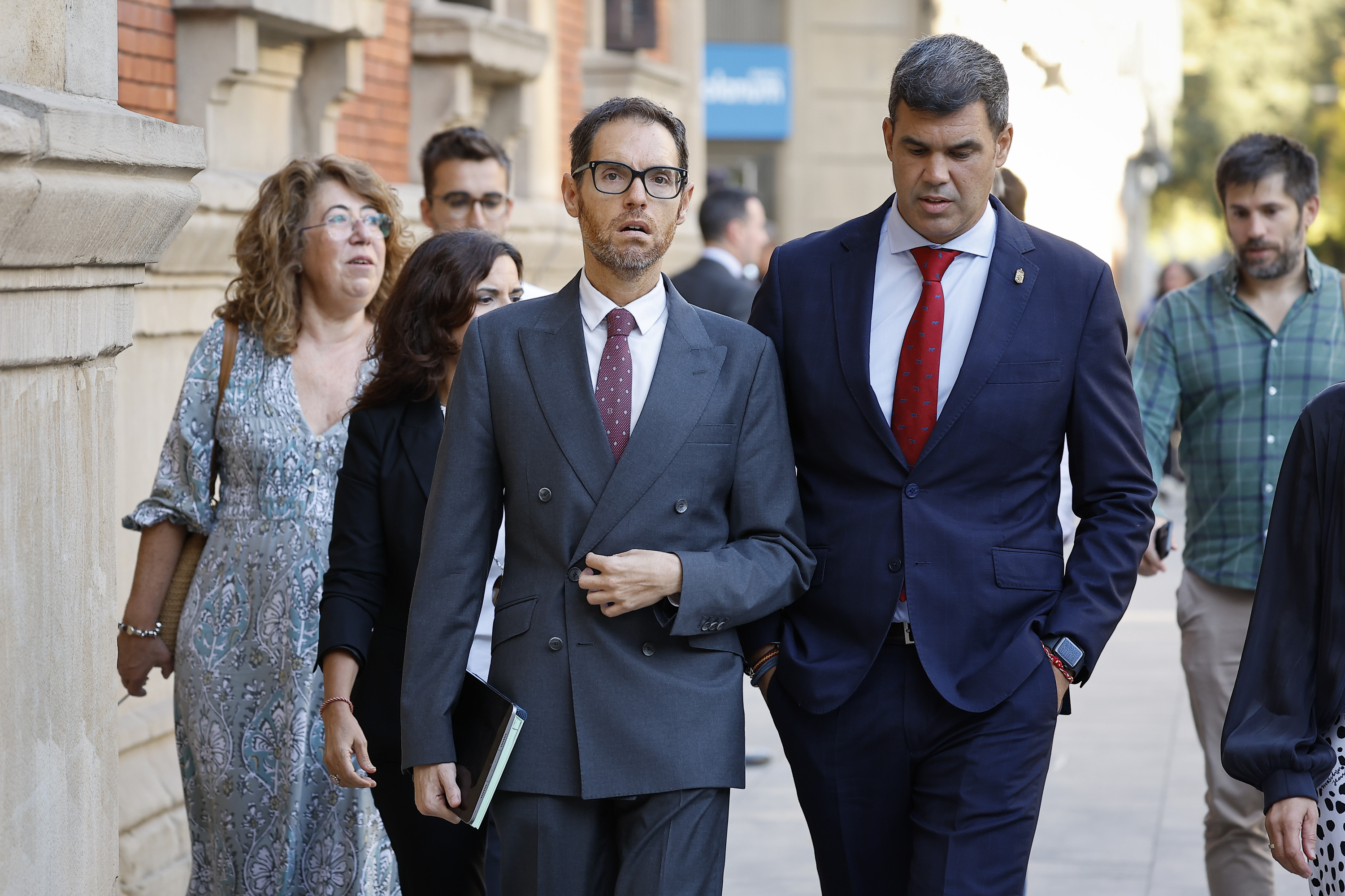 Sergio Sayas PPko presidentea eta Javier Garcia parlamentaria, iragan irailaren 26an, Nafarroako Parlamentura iristen. VILLAR LOPEZ / EFE