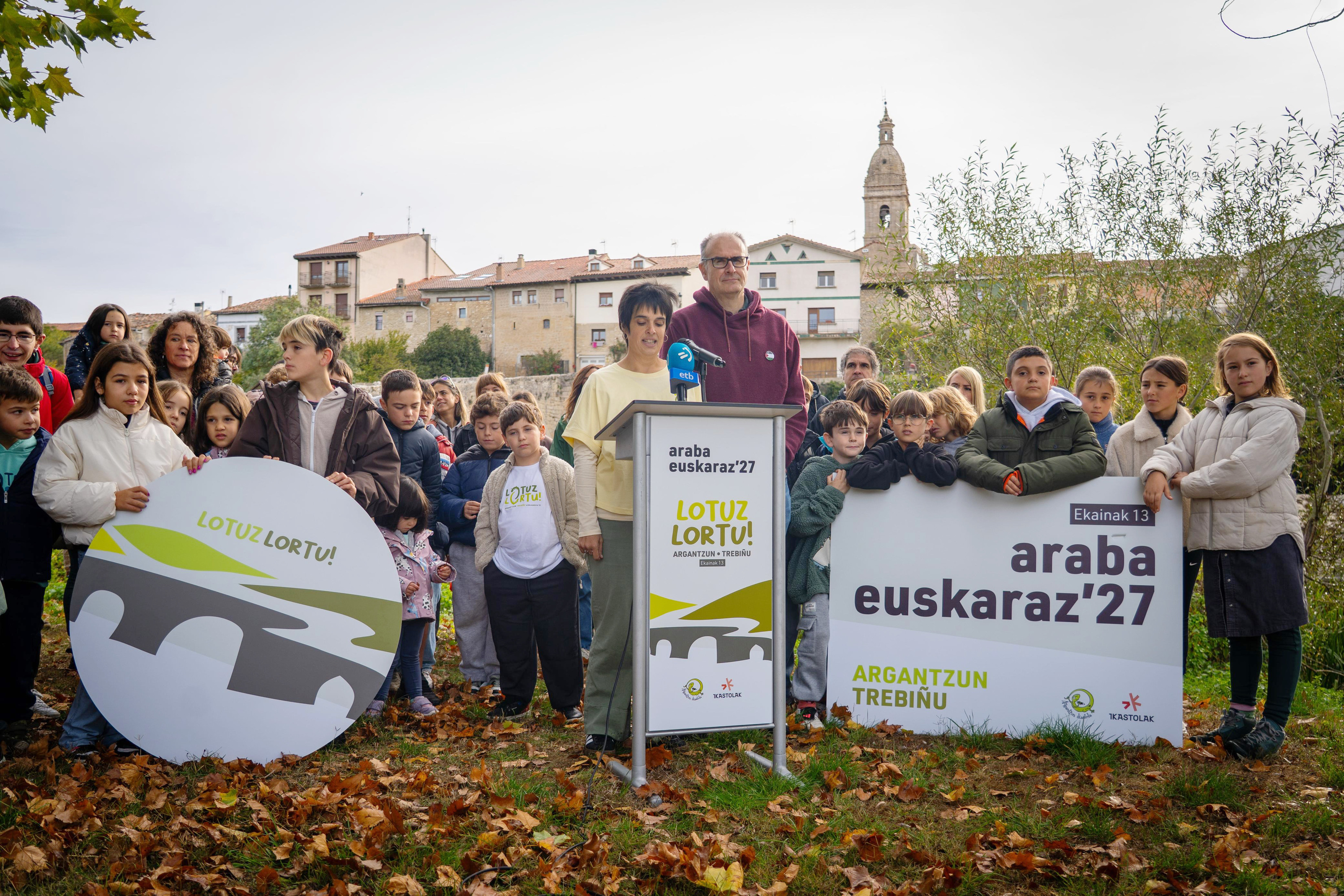 2027ko Araba Euskaraz-en aurkezpena, Argantzongo zubiaren aurrean (Araba). ENDIKA PORTILLO / FOKU