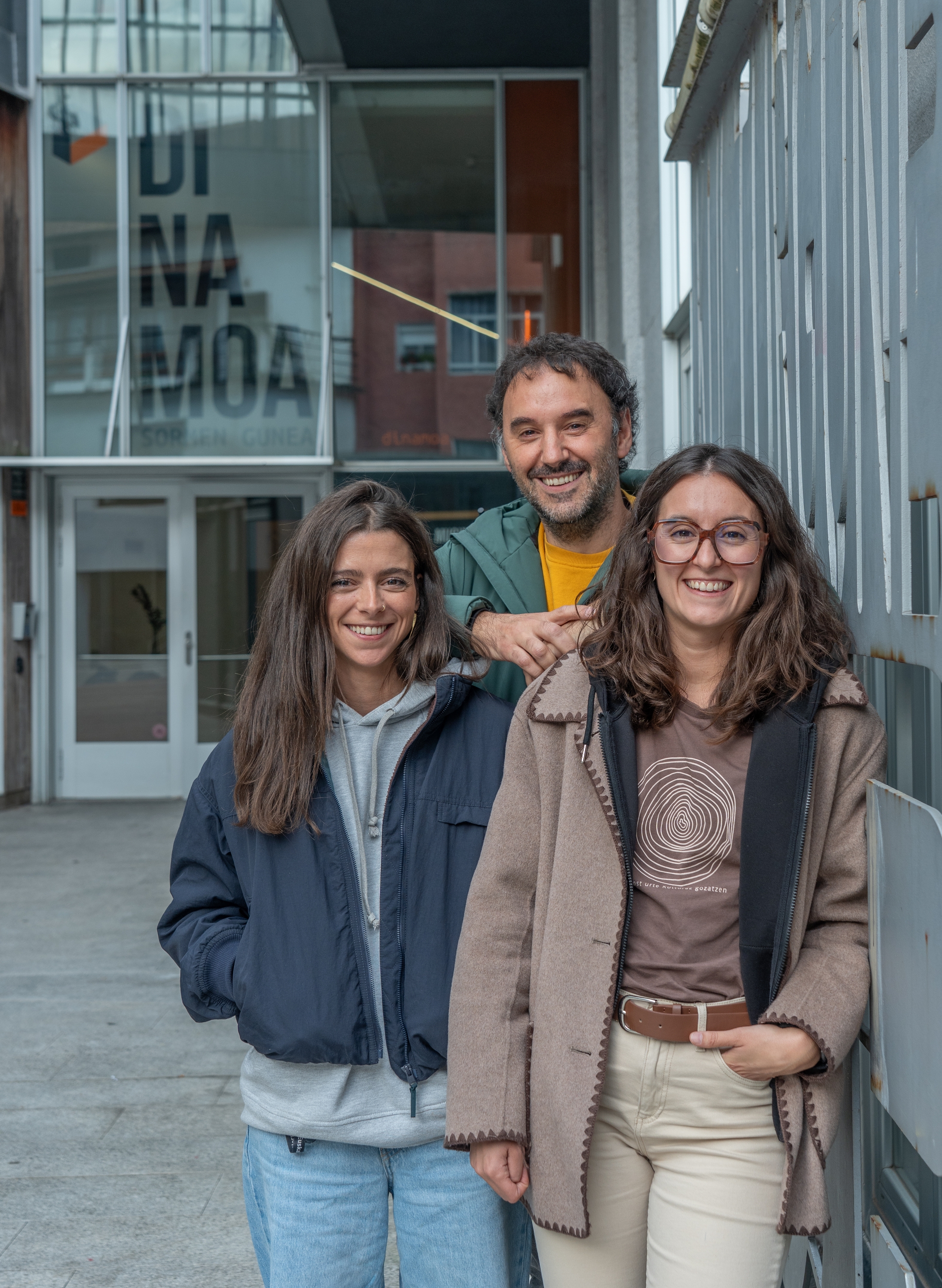 Irati Zubia, Kepa Urbieta eta Nerea Arakistain, aste honetan, Dinamoaren kanpoaldean. ANDONI CANELLADA / FOKU