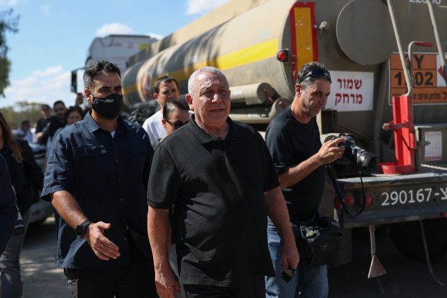 Gadi Eisenkot Yashar alderdiko liderra joan den urriaren 7an, Hamasen erasoaren biktimen memoria gunean, Israel hegoaldeko Re'im kibbutzean. ATEF SAFADI / EFE Gadi Eisenkot Yashar alderdiko liderra joan den urriaren 7an, Hamasen erasoaren biktimen memoria gunean, Israel hegoaldeko Re'im kibbutzean. ATEF SAFADI / EFE