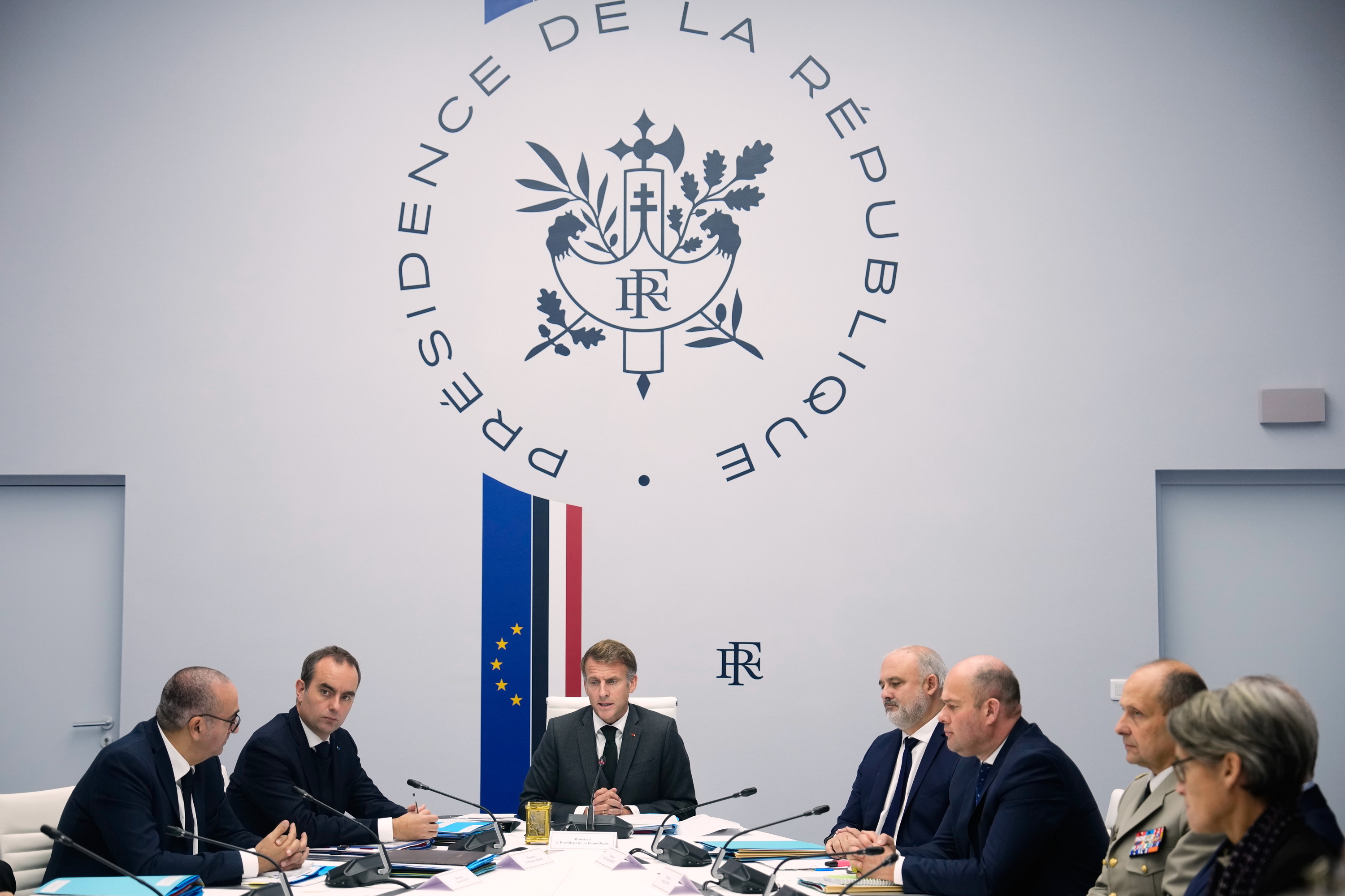 Frantziako ministroek eta inteligentziako buruek gaur Eliseoan egindako bilera; erdian, Macron. TERESA SUAREZ / EFE