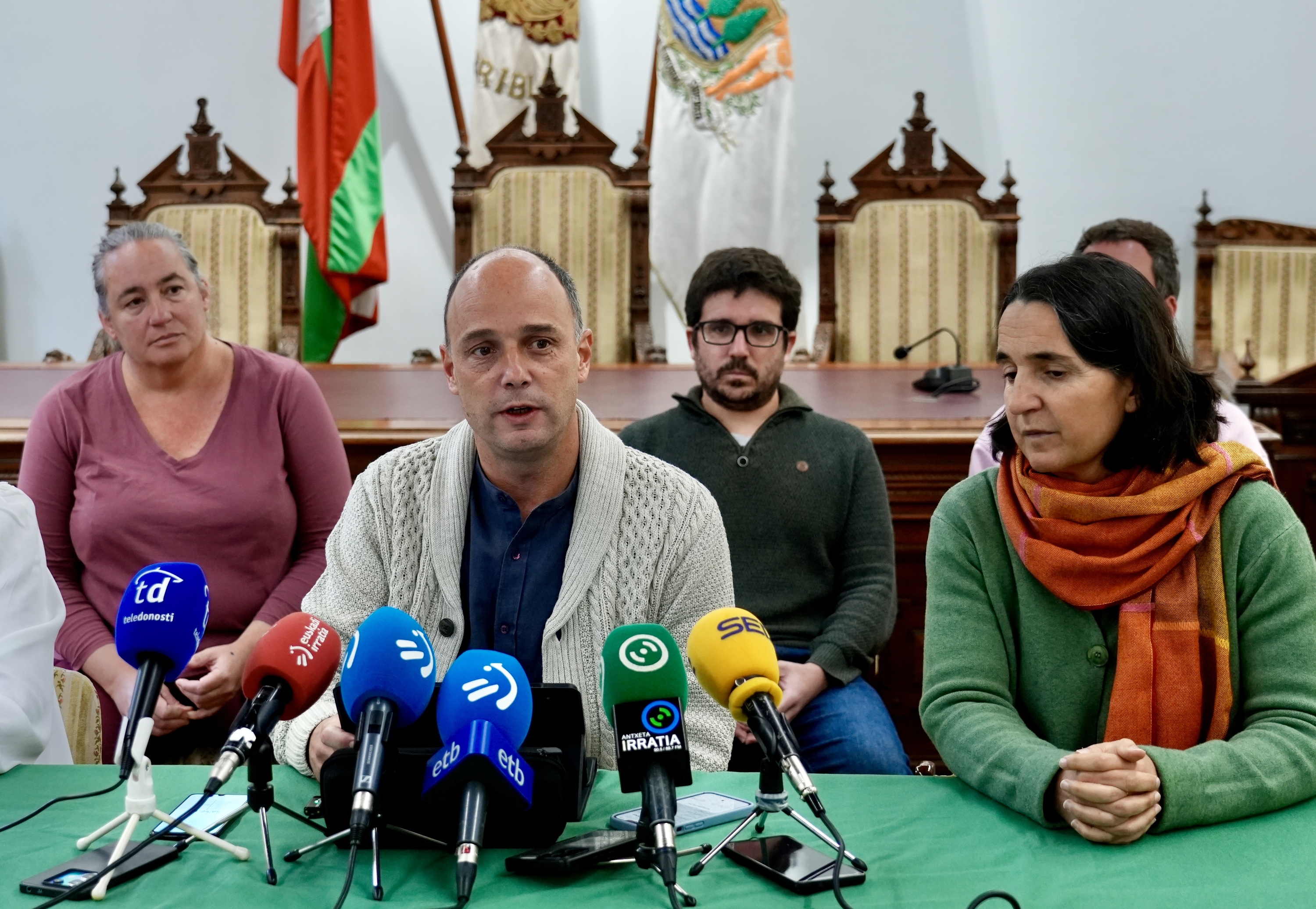 Igor Enparan alkatea eta Abotsanitz udal taldeko kideak, Hondarribiko udaletxeko prentsa aretoan, gaur. ANDONI CANELLADA / FOKU