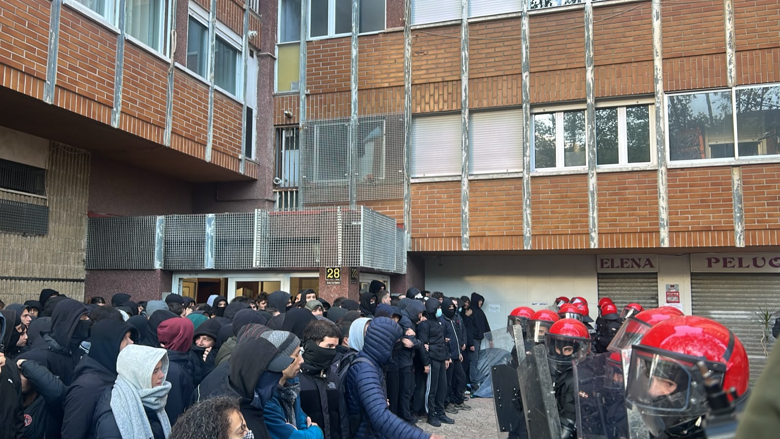 Gazteak eta Polizia aurrez aurre gaur, Gasteizen. EDURNE BEGIRISTAIN