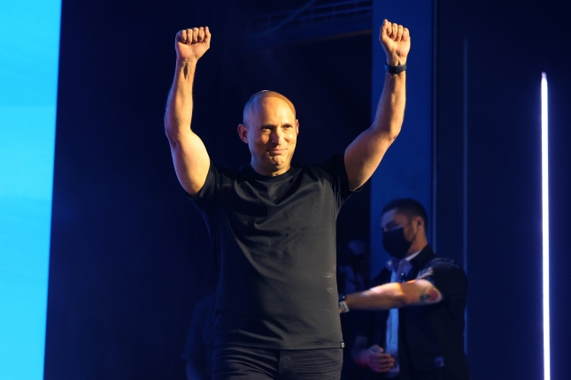 Naftali Bennett besoak goran dituela, irailean, Tel Aviven. ABIR SULTAN / EFE