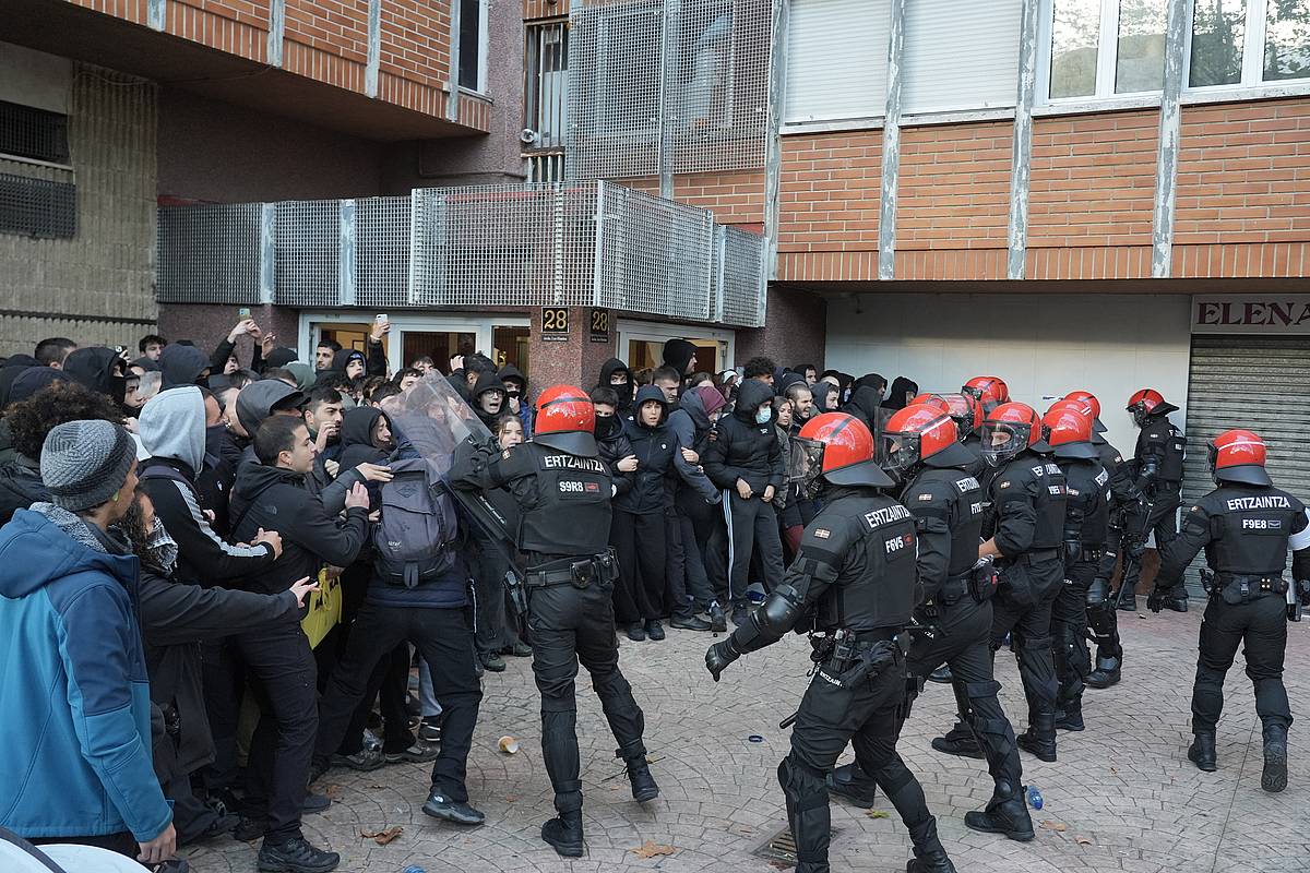 Gazteak eta Polizia aurrez aurre gaur, Gasteizen. ENDIKA PORTILLO / FOKU