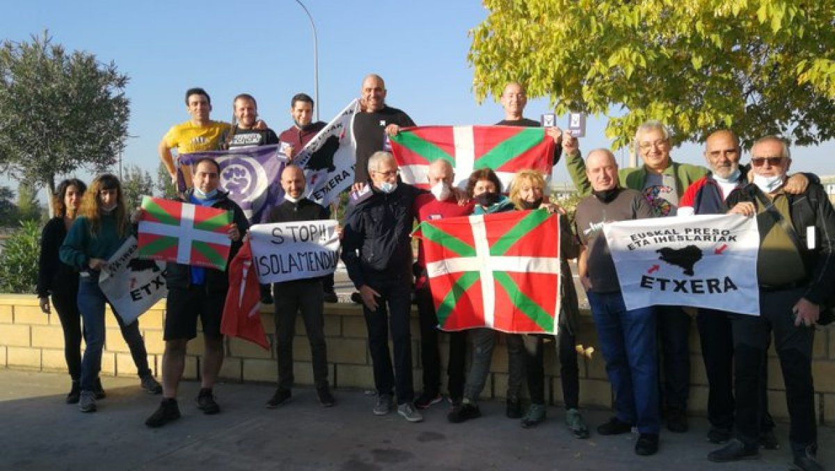 Muñoa, jertse gorria soinean daramala, lagunez ingurauta, kartzelatik atera berritan. ETXERAT