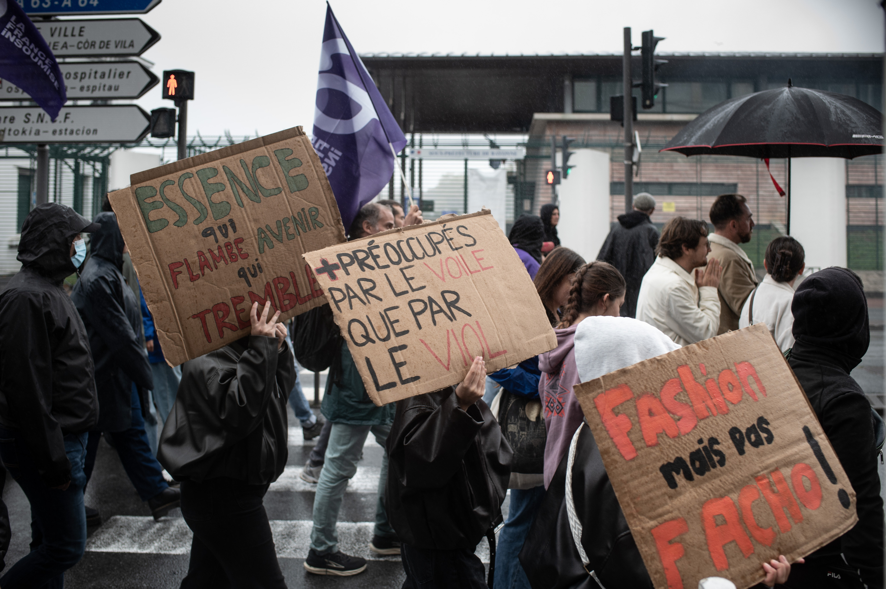 Manifestariak, larunbatean, Baionako suprefeturaren aitzinetik pasatzen. PATXI BELTZAIZ