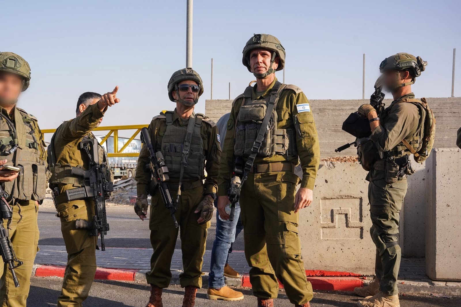 Israelgo armadako soldaduak Hebron inguruan, gaur, Zisjordania erabat ixteko prest. EFE