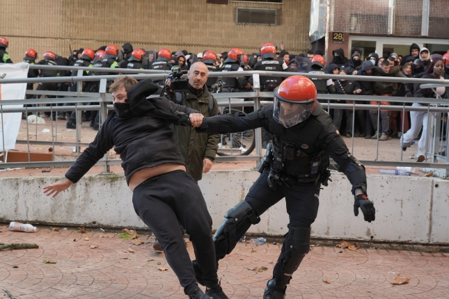 Polizia oldartu egin zaie etxegabetzea gelditzera hurbildu diren gazteei. ENDIKA PORTILLO / FOKU