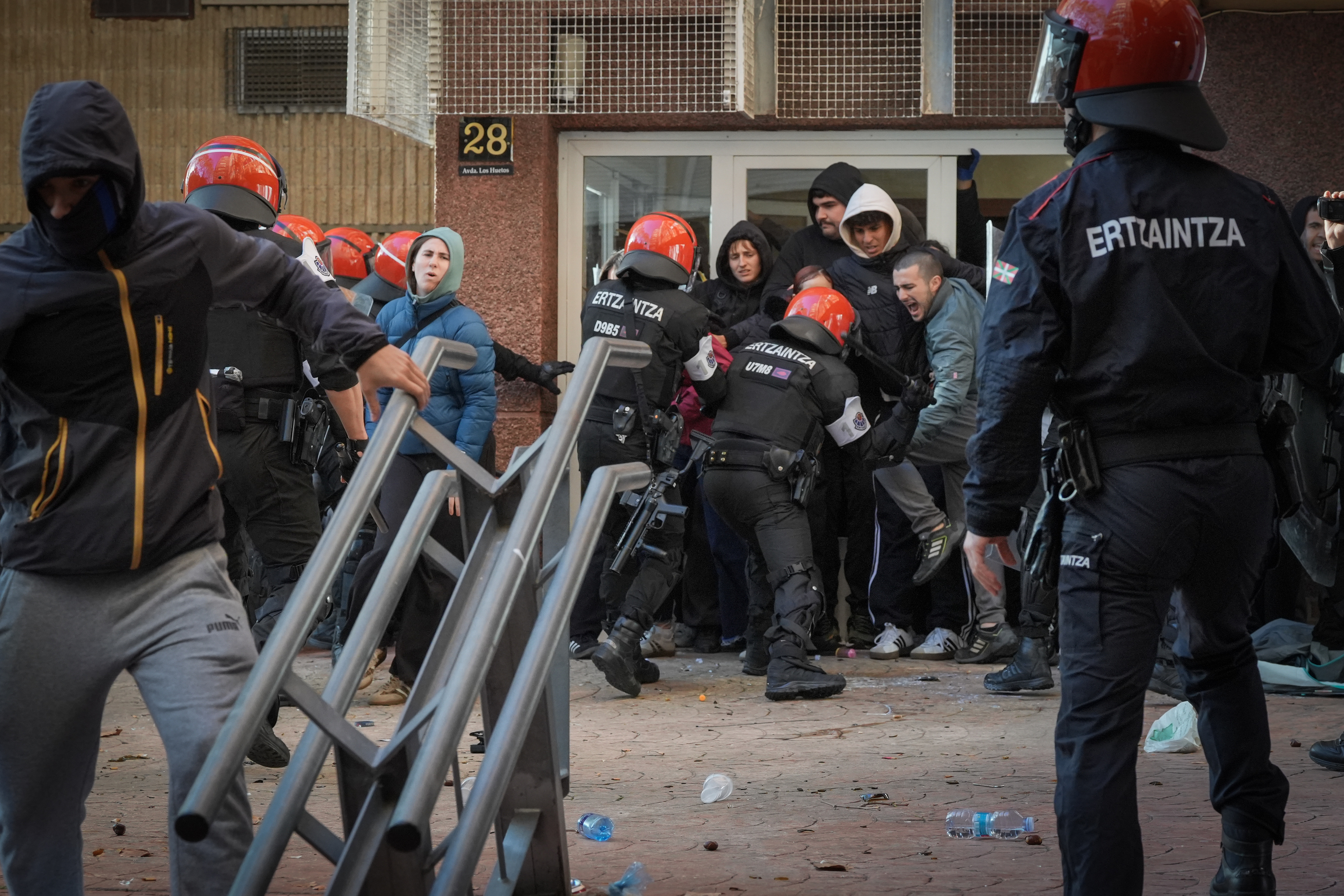 Ertzainak manifestariei oldartzen, gaur, Gasteizko Santsomendi auzoan izan den etxegabetzearen harira. ENDIKA PORTILLO / FOKU