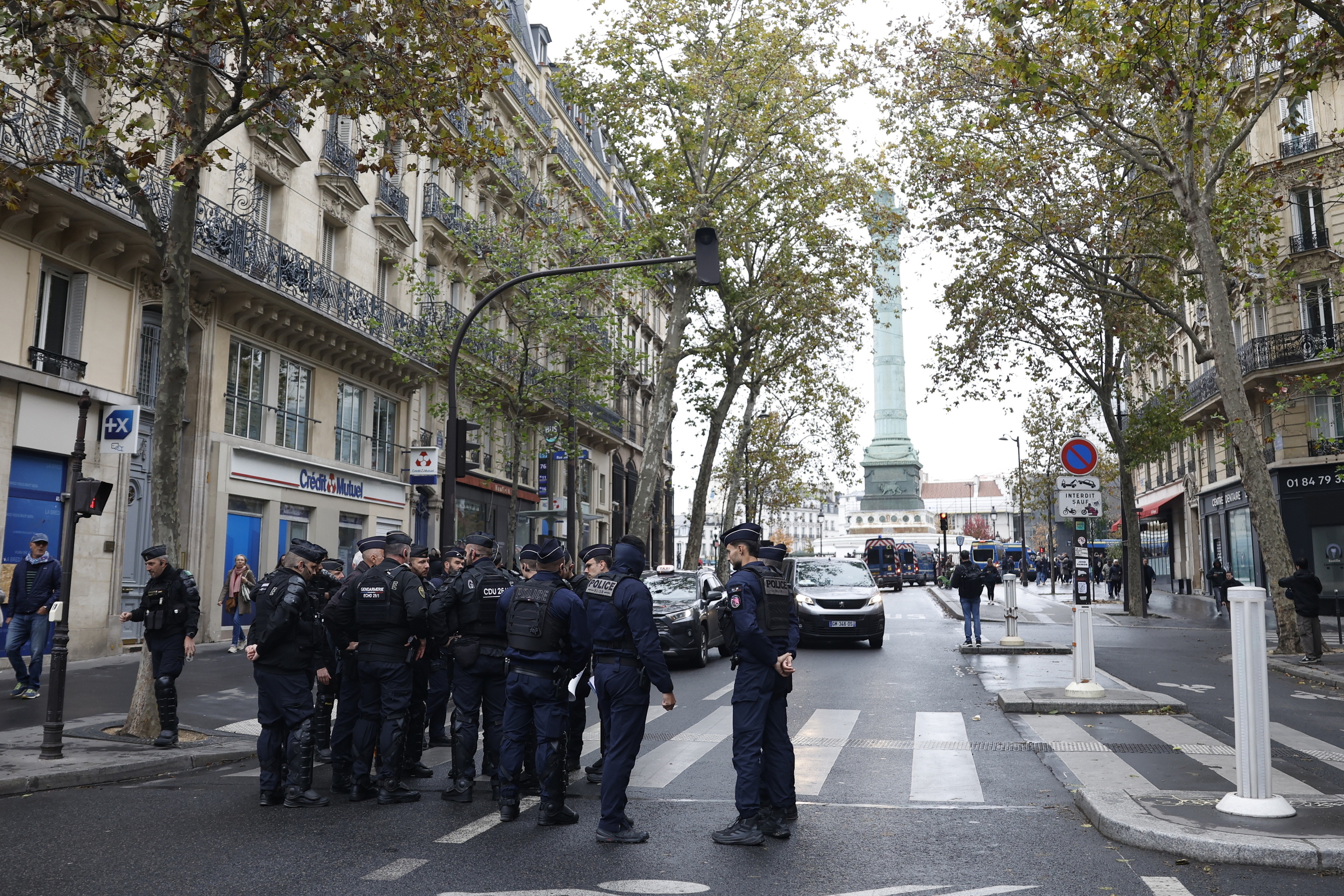 Frantziako Polizia gaur goizean Parisen, Bastillako plazaren sarreretako batean. MOHAMMED BADRA / EFE