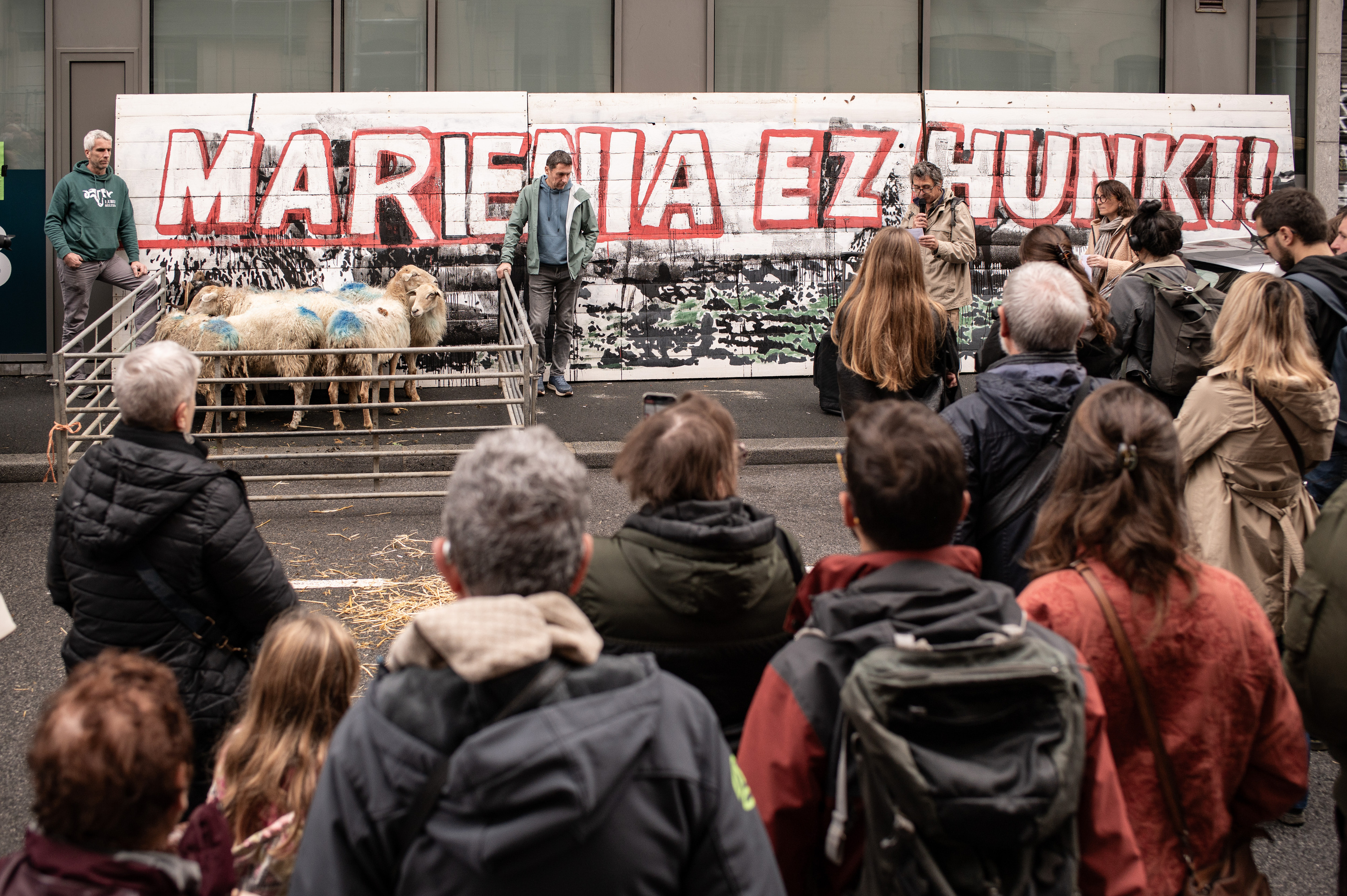 Bouygues higiezin promotorearen egoitzaren aitzinean egin elkarretaratzea, Baionan. PATXI BELTZAIZ 