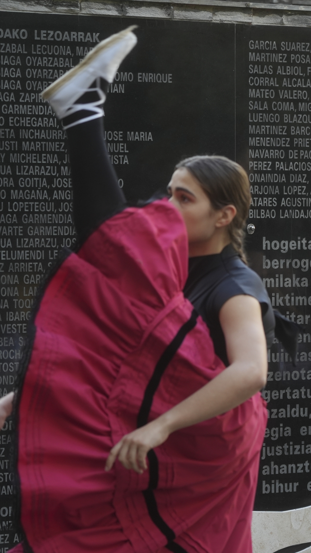Ihintza Erauskin dantzaria eta atzean frankismoak hildakoen izenak, Memoriaren Plazan.