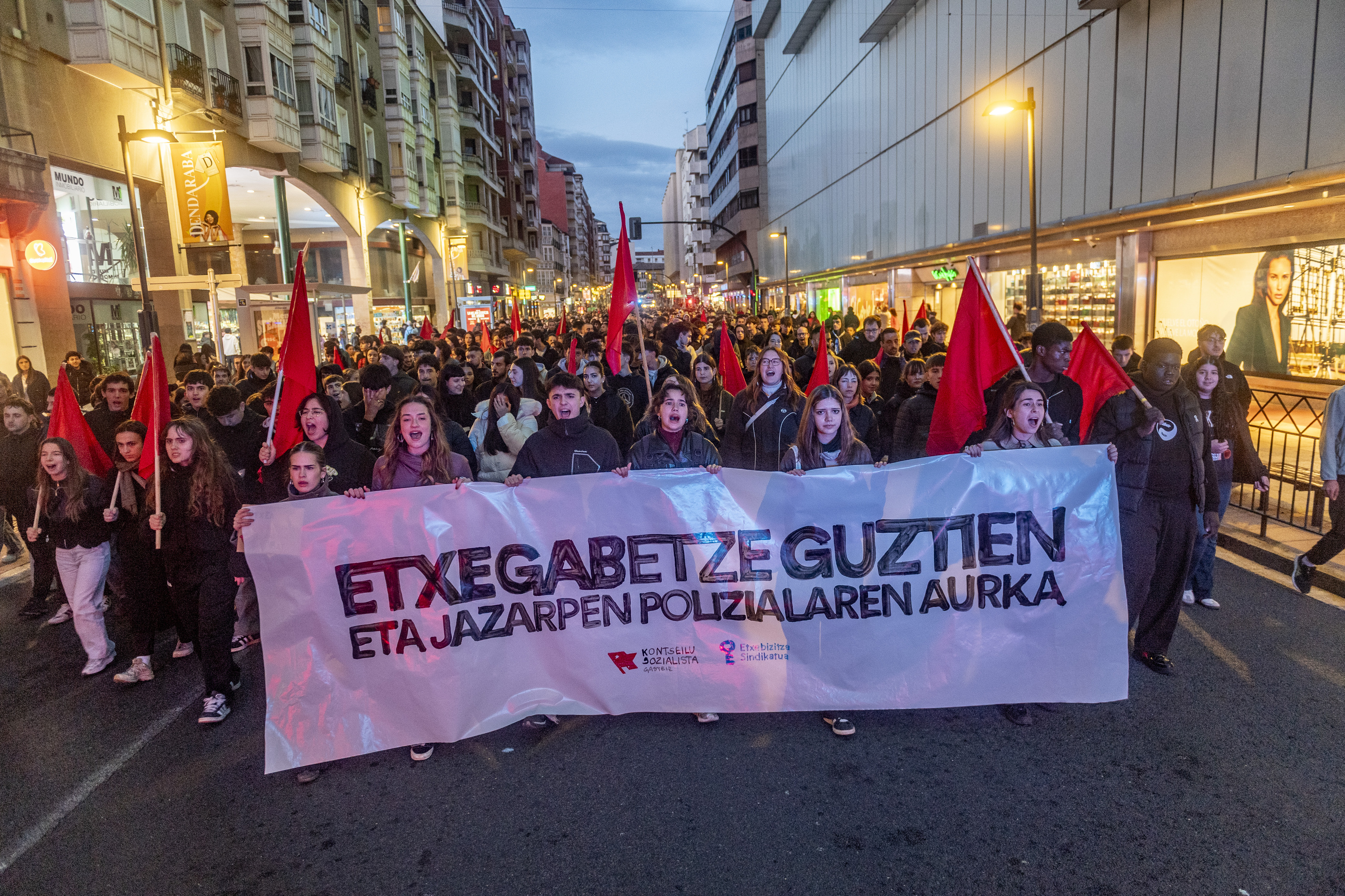 Gasteizko etxegabetzearen aurkako protesta, atzo. JAIZKI FONTANEDA / FOKU