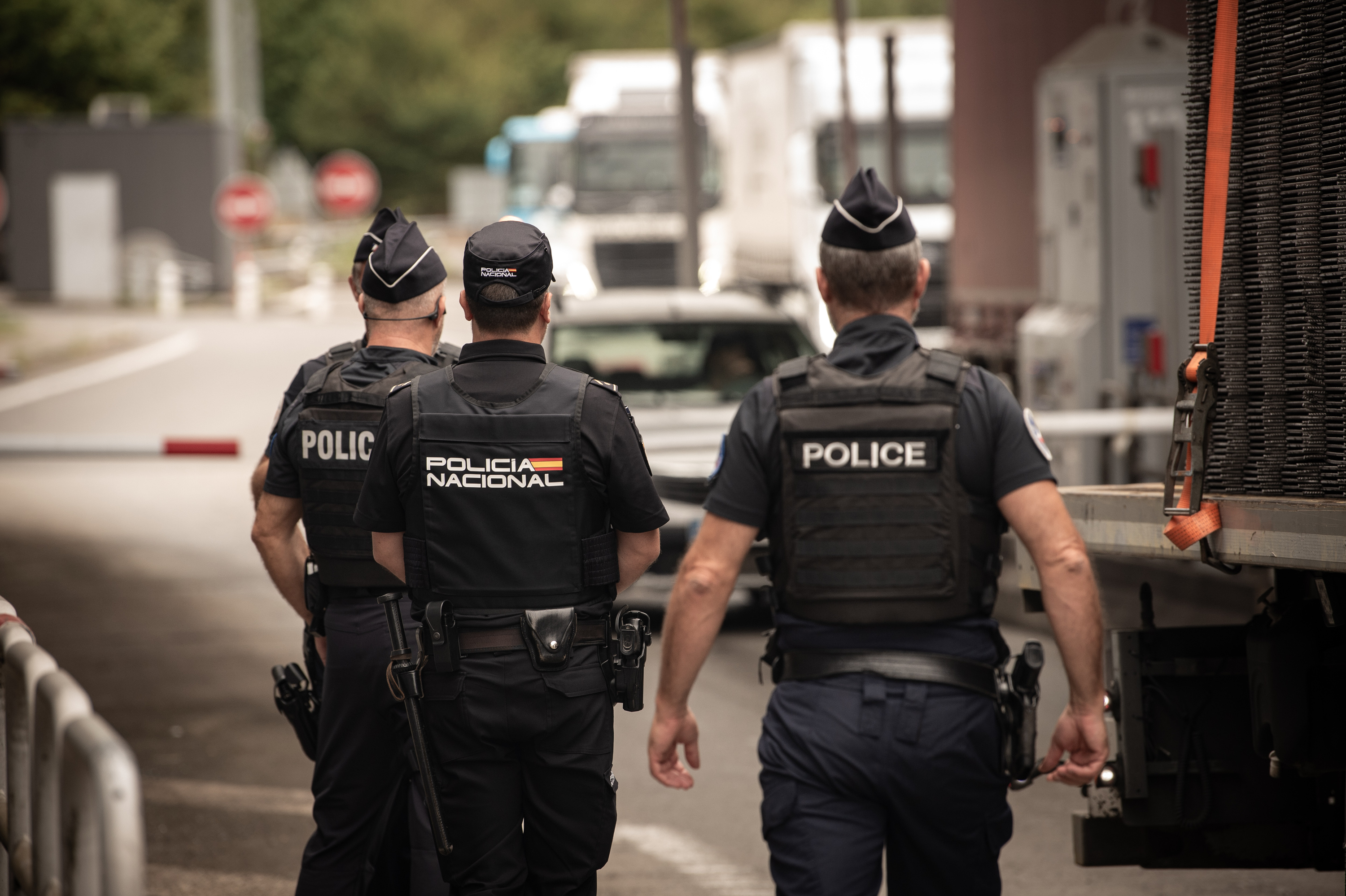 Poliziaren kontrol bat Biriatuko ordainlekuan, artxiboko irudi batean. PATXI BELTZAIZ