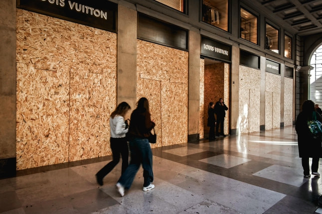 Louis Vuitton denda bat egurrezko xaflekin babestuta atzoko protesten aurretik, Turinen. TINO ROMANO / EFE Louis Vuitton denda bat egurrezko xaflekin babestuta atzoko protesten aurretik, Turinen. TINO ROMANO / EFE