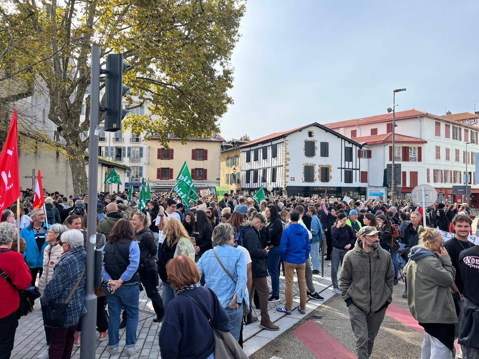 Manifestariek Baionako geltoki aitzina bete dute. BERRIA 