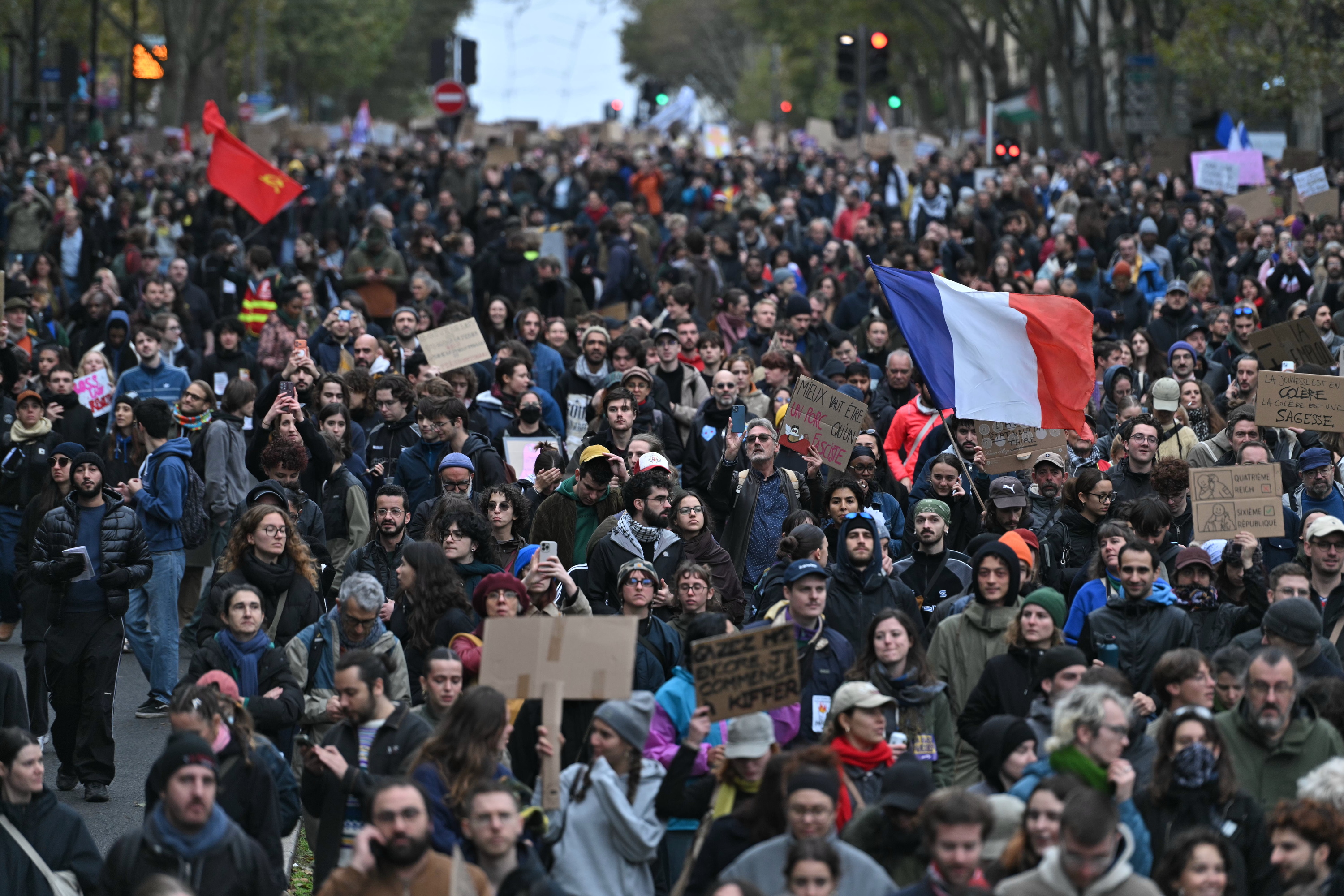 Parisko Poliziaren arabera, 110.000 manifestari bildu dira gaur Frantziako hiriburuan. FIRAS ABDULLAH / EFE