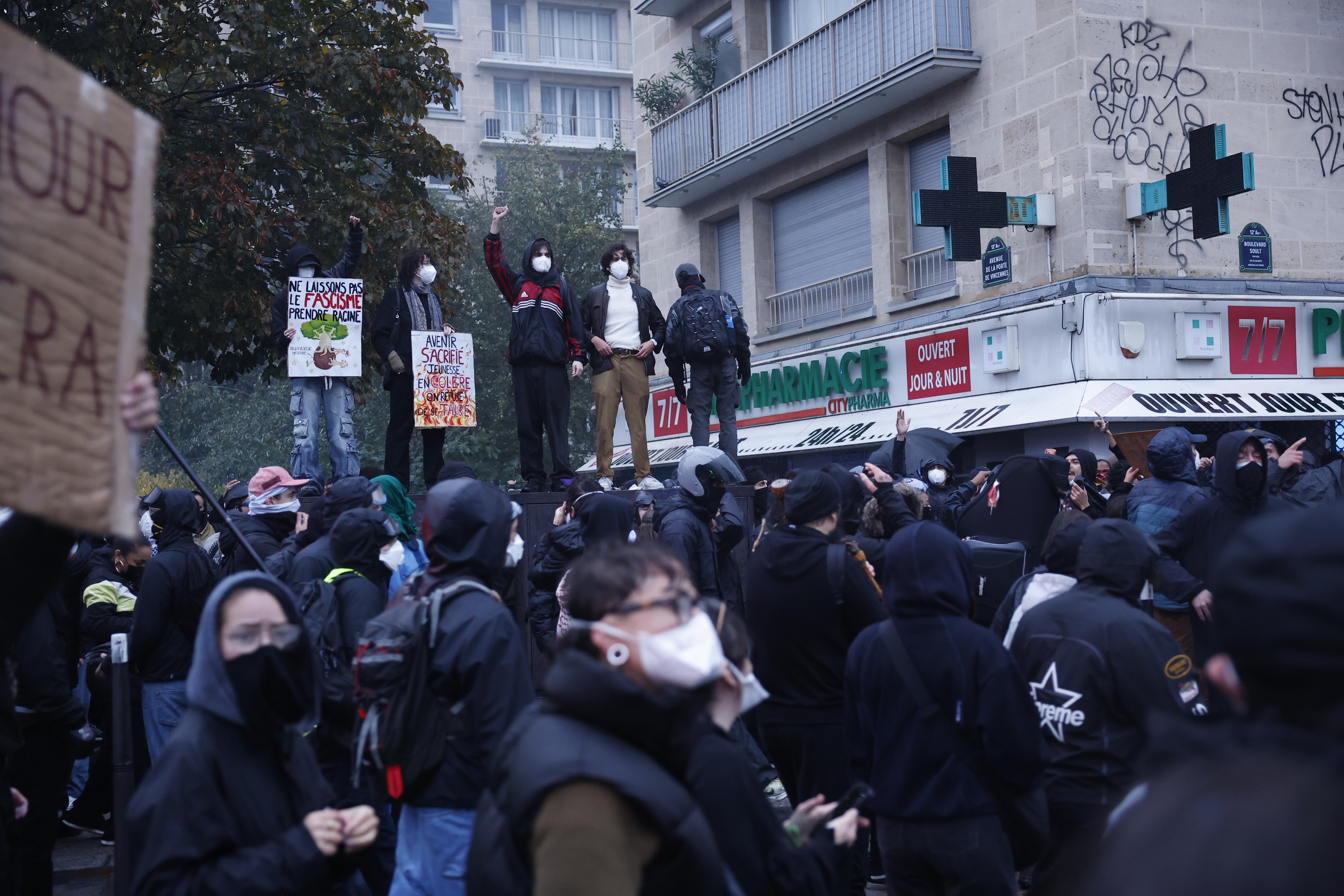 Zenbait manifestari Parisko mobilizazioaren amaieran. YOAN VALAT / EFE