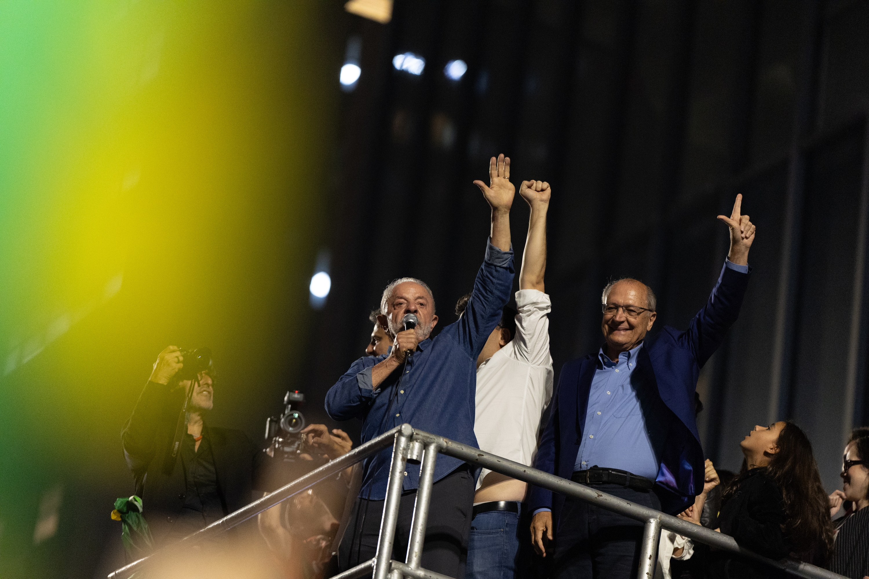 Luiz Inacio da Silva 'Lula' Brasilgo presidentea eta Geraldo Alckmin presidenteordea garaipena ospatzen, bart, Sao Paulon. ISAAC FONTANA / EFE