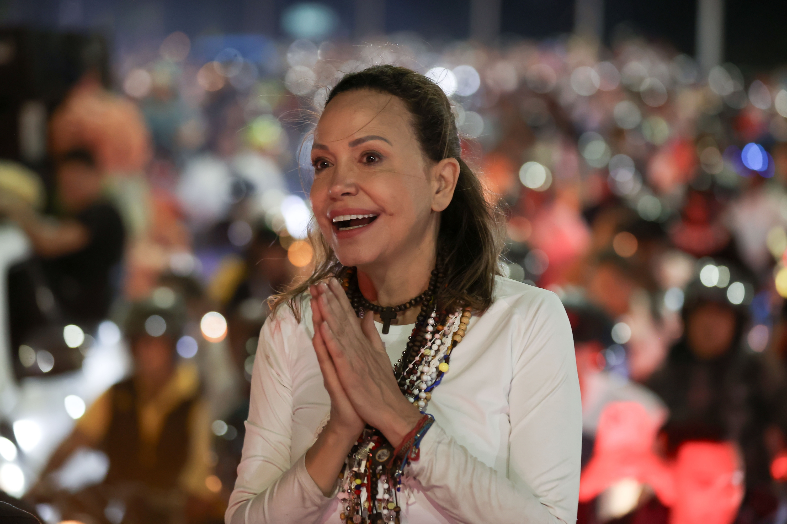 Maria Corina Machado, Caracasera iritsi berritan, bart, jarraitzailez inguratuta. RONALD PEÑA R / EFE