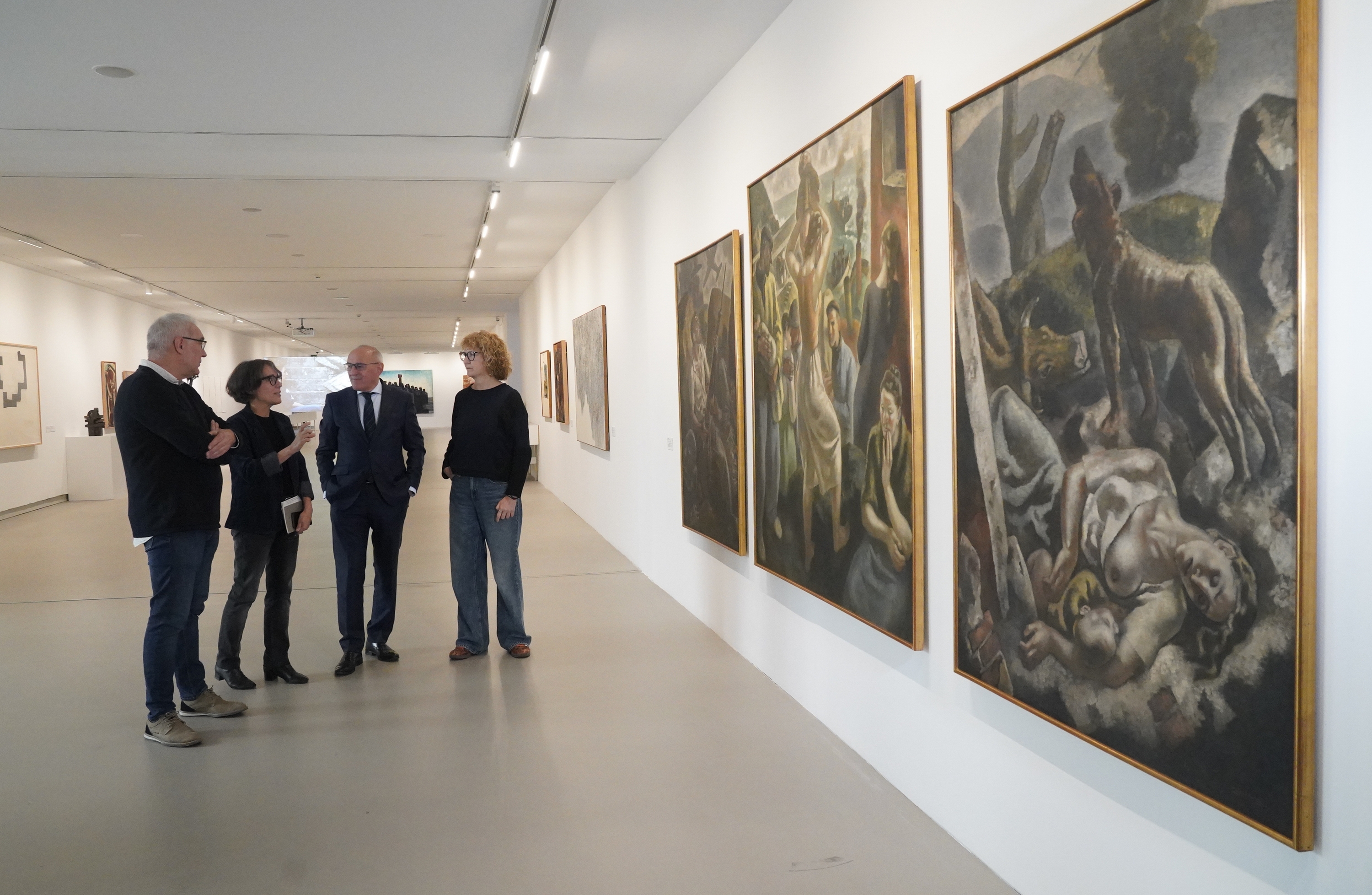 Gaurtik aurrera Artium museoaren A0 aretoan Arabako Arte Ederren Museoak utzitako hainbat obra ikus daitezke. RAUL BOGAJO / FOKU