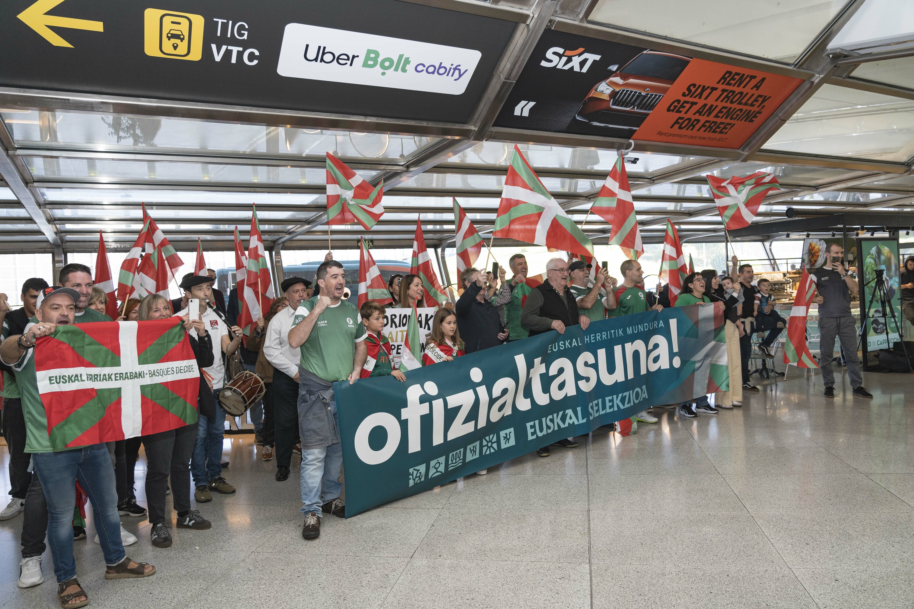 Euskal selekzioko pilotariak, zaleek lagunduta, gaur, Loiuko aireportuan. ARITZ LOIOLA / FOKU