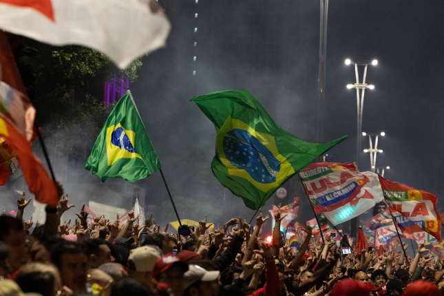 Lularen zaleak garaipena ospatzen, atzo, Sao Paulon. ISAAC FONTANA / EFE