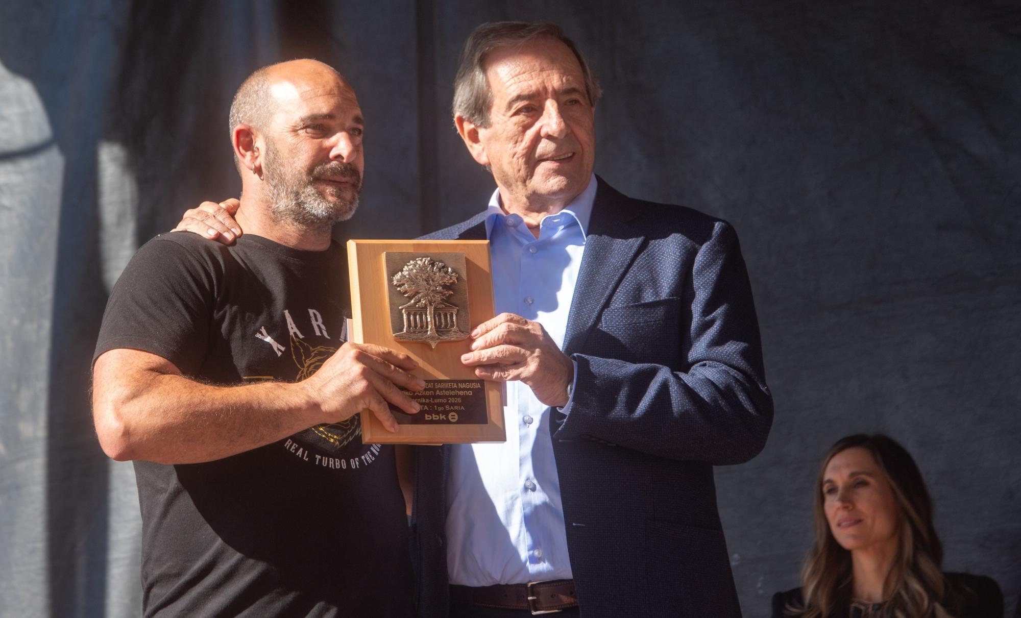 Gorka Asurmendi, ezkerrean, Jose Maria Gorroño Gernika-Lumoko alkatearekin. GORKA RUBIO / FOKU