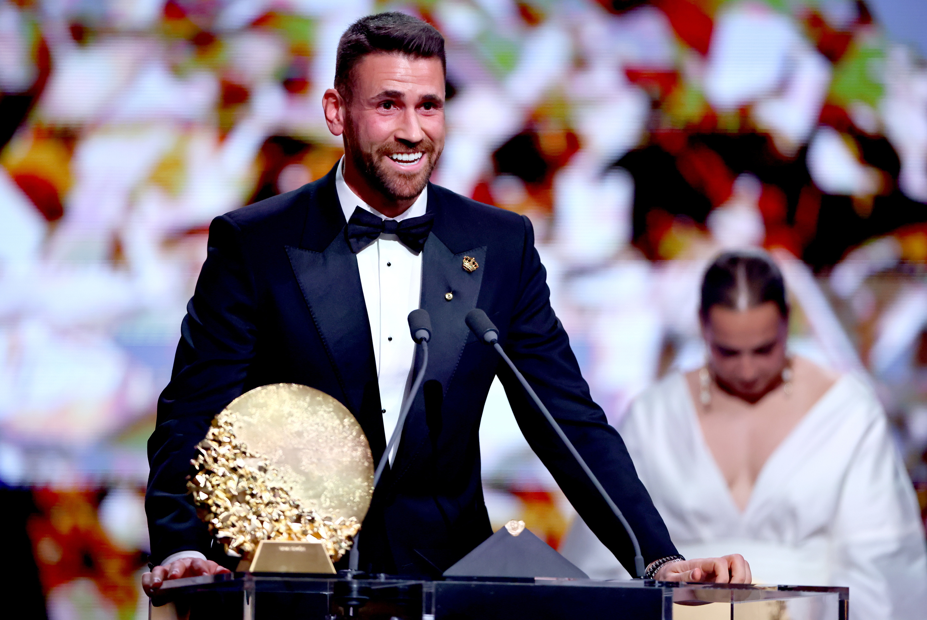 Unai Simon atezaina, Urrezko Baloiaren galan, Jaxin trofeoa irabazi berritan. TOLGA AKMEN / EFE
