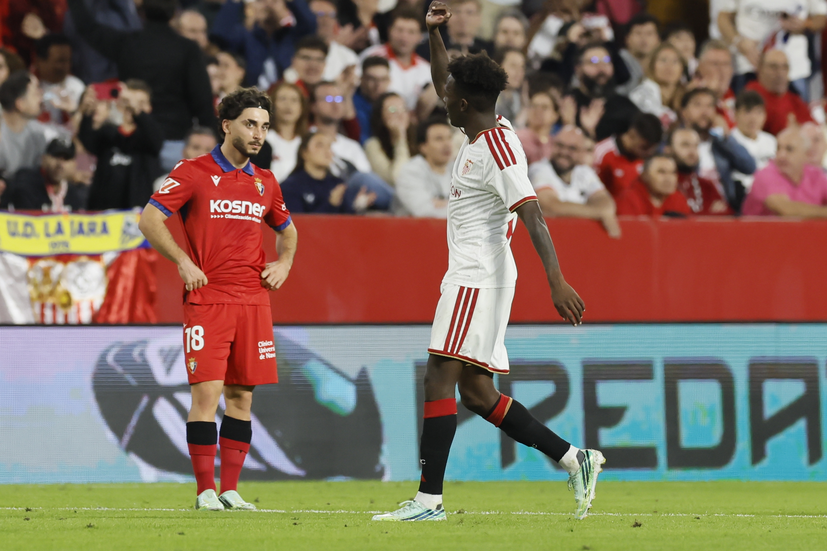 Raul Moro Osasunako jokalaria, burumakur, Sevilla bigarren gola sartu izana ospatzen ari den bitartean. JOSE MANUEL VIDAL / EFE