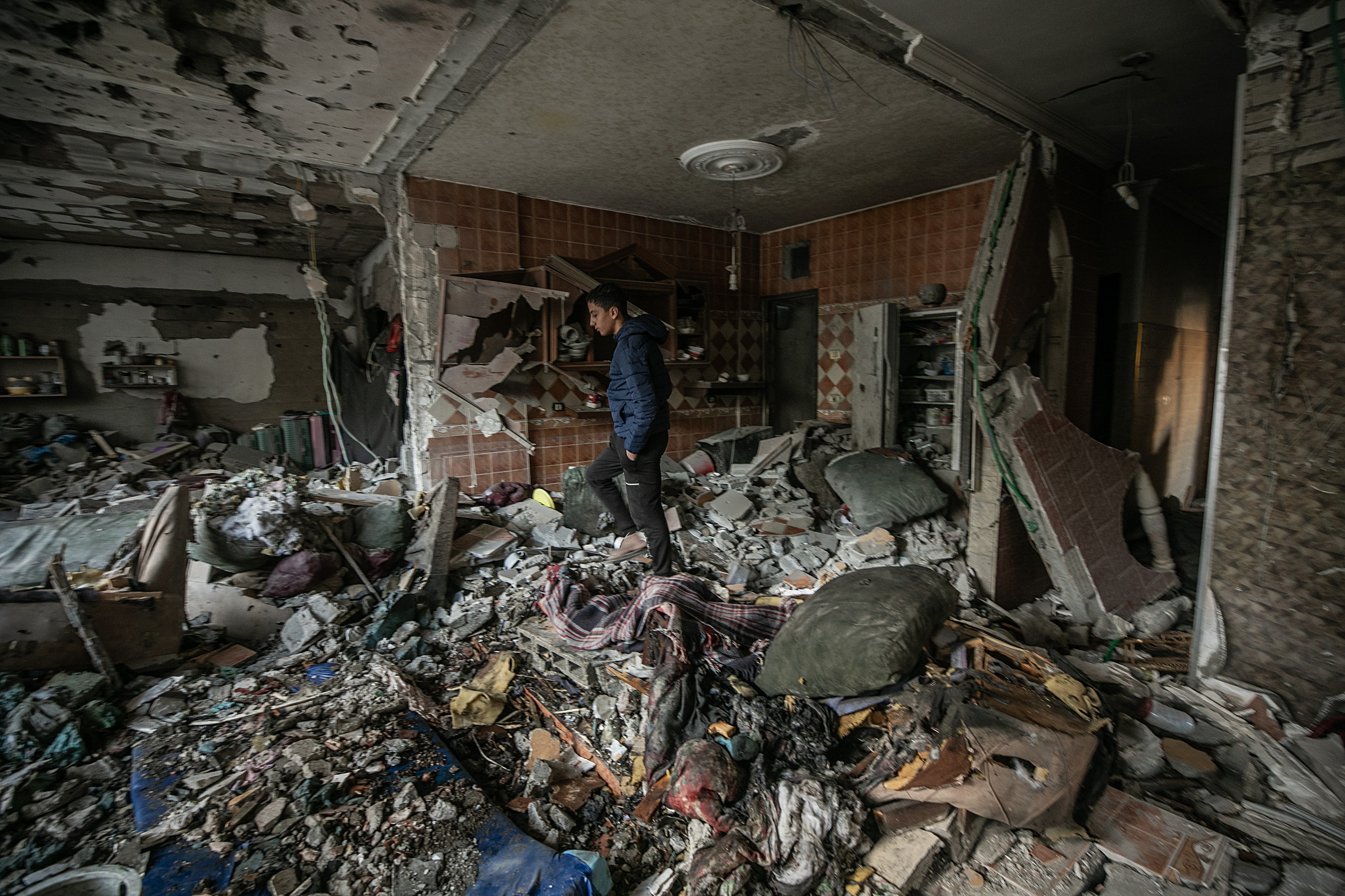 Nerabe palestinar bat etxe hondatu batean, Gaza hirian, joan den astean. MOHAMMED SABER / EFE