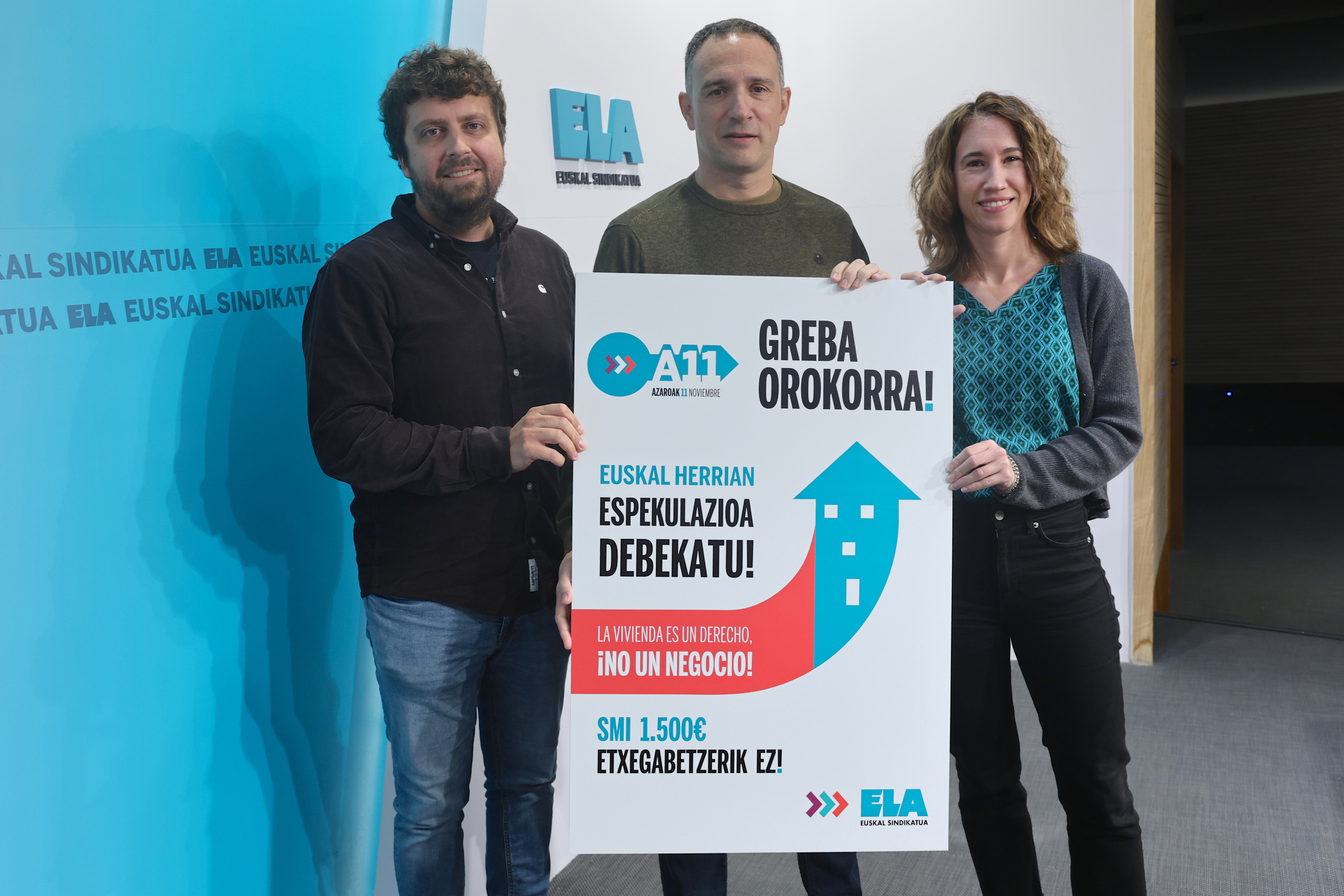 Aitor Murgia, Mitxel Lakuntza eta Leire Gallego, greba orokorrerako deia egiten duen kartela eskuetan, gaur, Bilbon. OSKAR MATXIN EDESA / FOKU