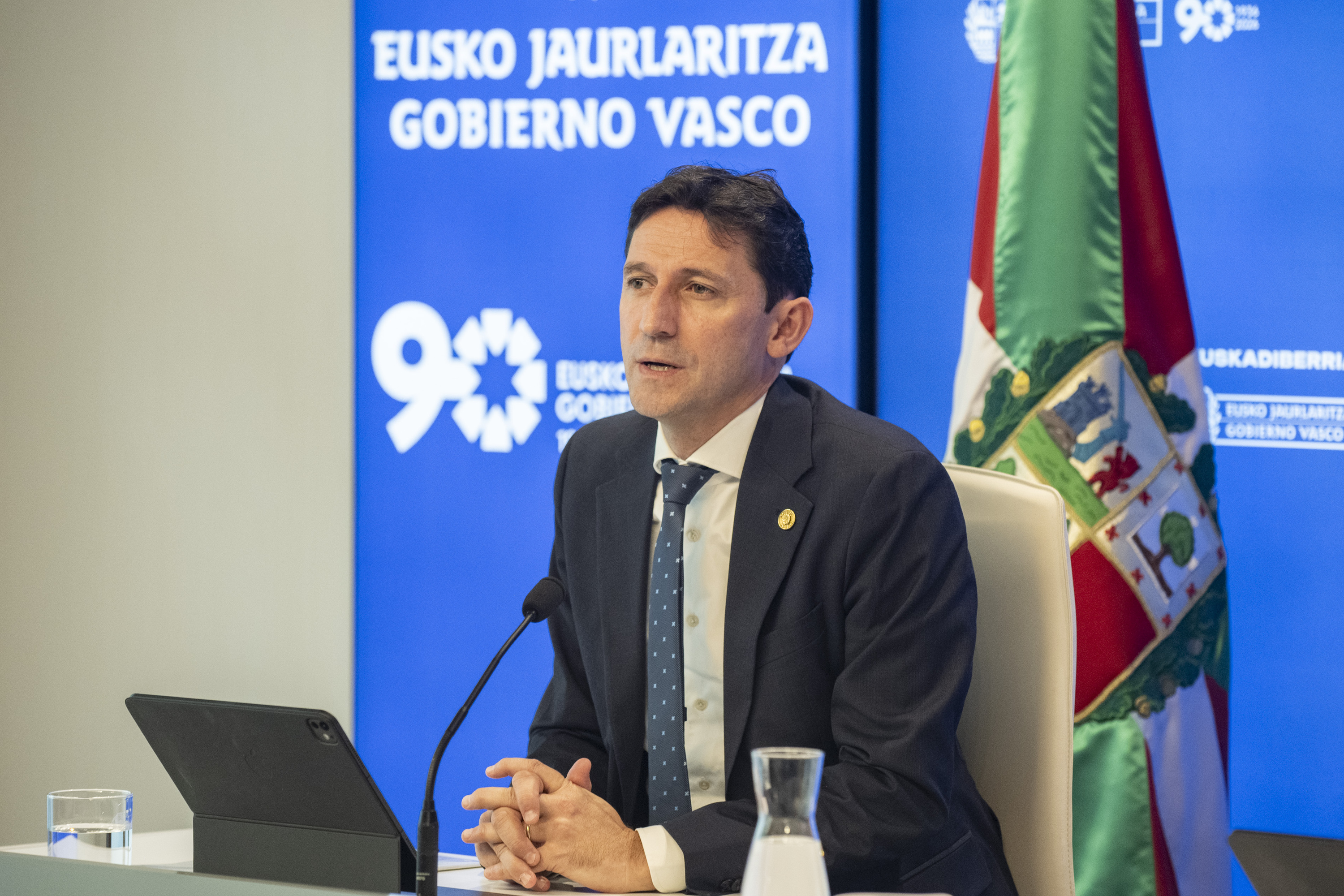 Noel D'Anjou Eusko Jaurlaritzako Ogasun sailburua, 2027ko aurrekontu proiektua aurkezten. IREKIA