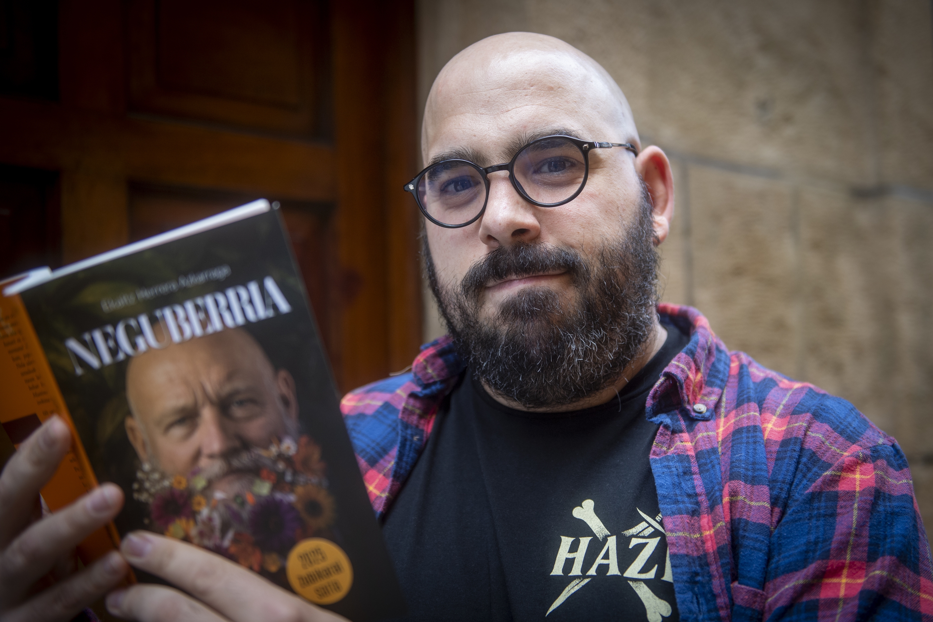 Ekaitz Herrera 'Neguberria' liburua eskuetan, gaur, Donostian. GORKA RUBIO / FOKU