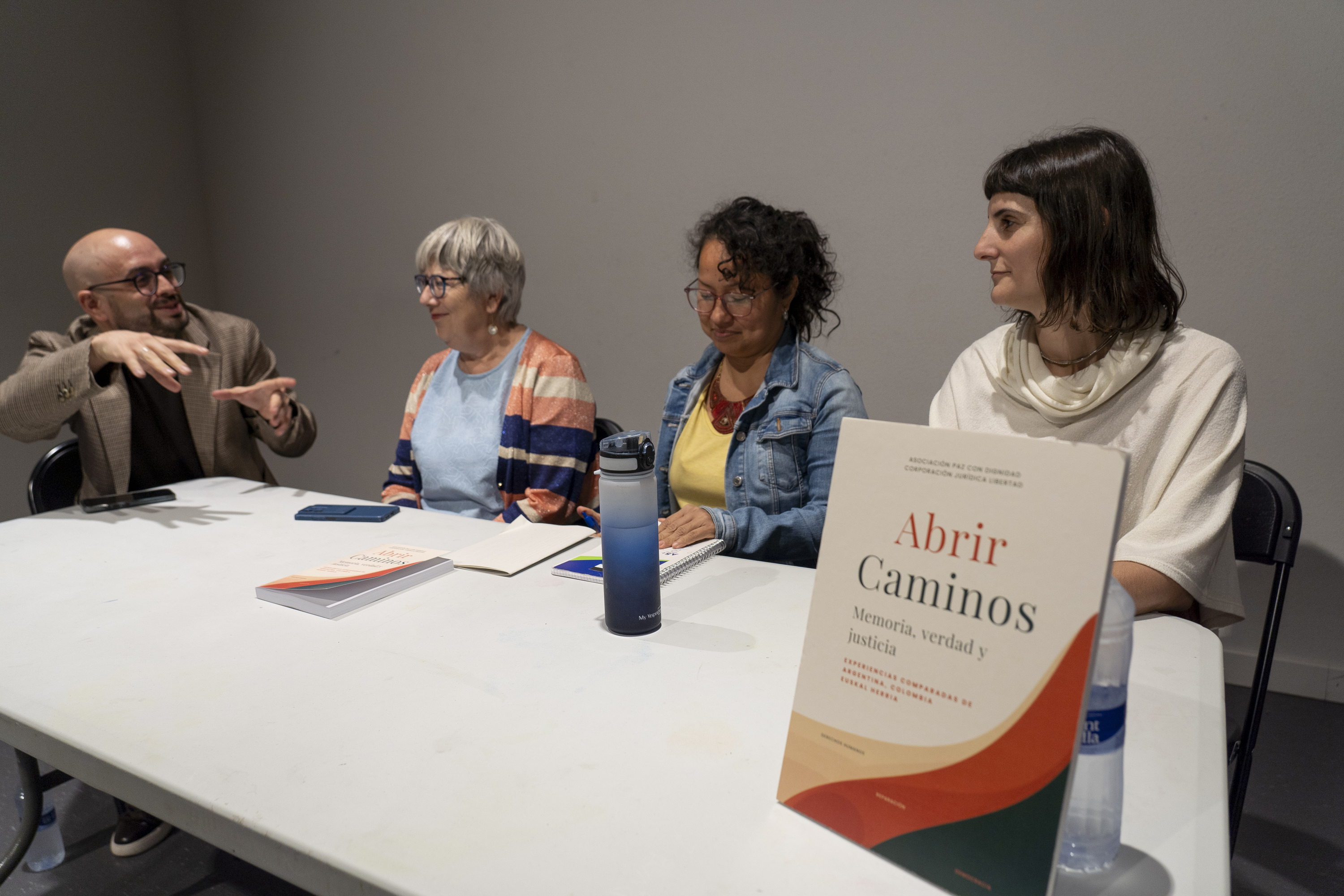 ‘Abrir caminos’ liburuaren aurkezpena, atzo. IÑIGO URIZ / FOKU