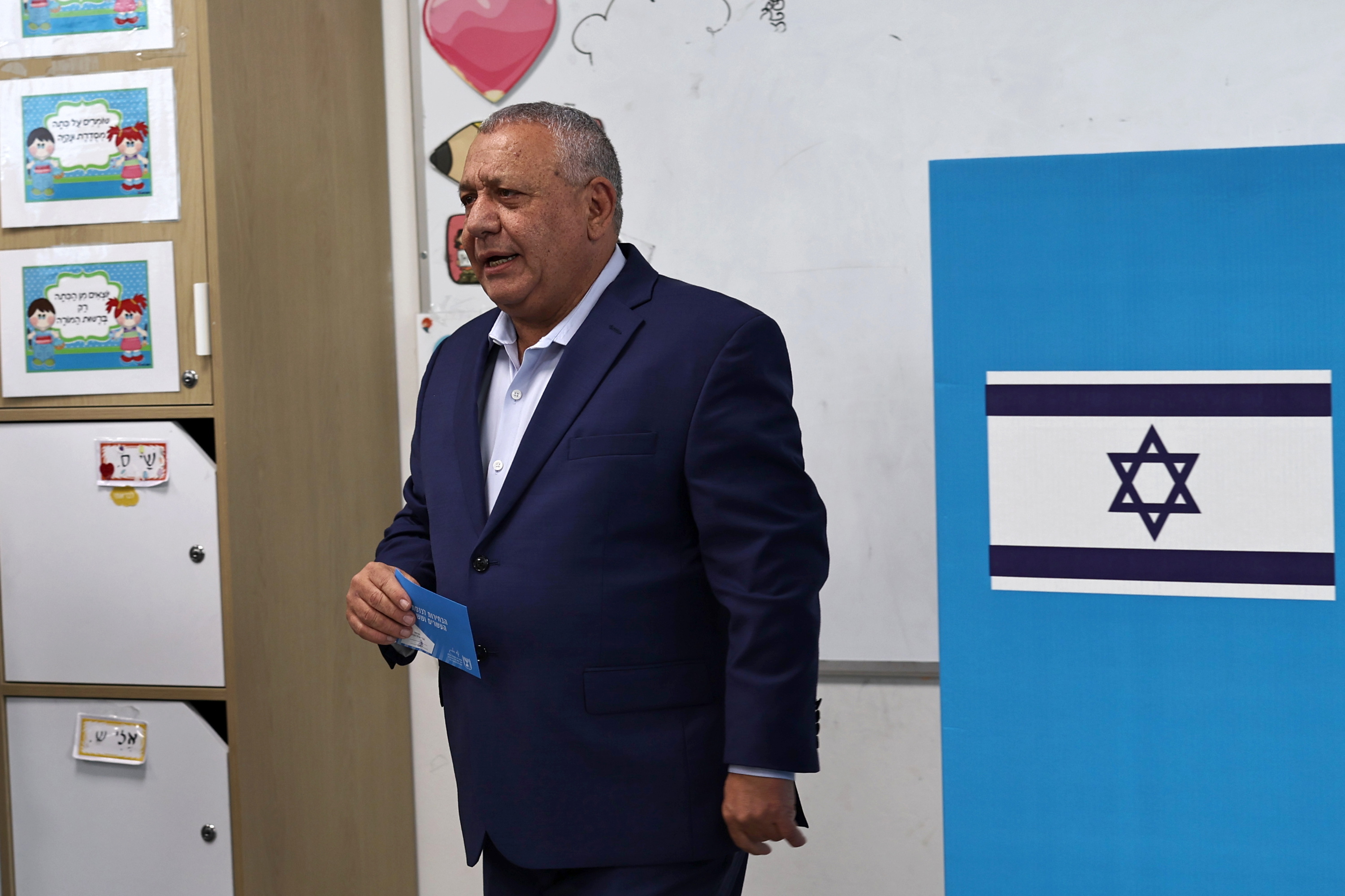 Gadi Eisenkot Yashar alderdiko burua botoa ematen, gaur, Ofakim hirian. ATEF SAFADI / EFE