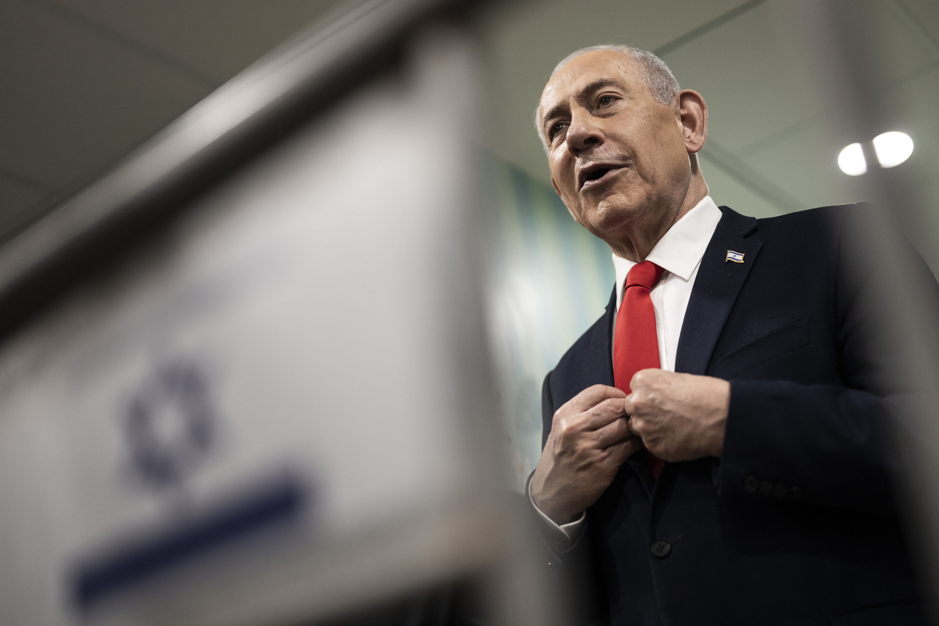 Benjamin Netanyahu botoa eman ostean, gaur, Jerusalem Ekialdean. JEWEL SAMAD / EFE