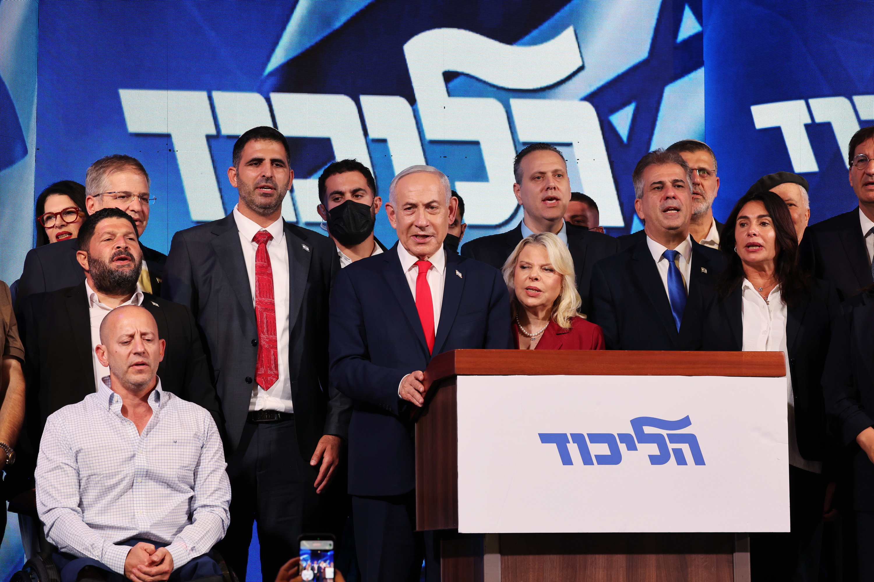 Benjamin Netanyahu, erdian, alderdikideak aldamenean dituela, gaur goizaldean, Jerusalemen. ABIR SULTAN / EFE